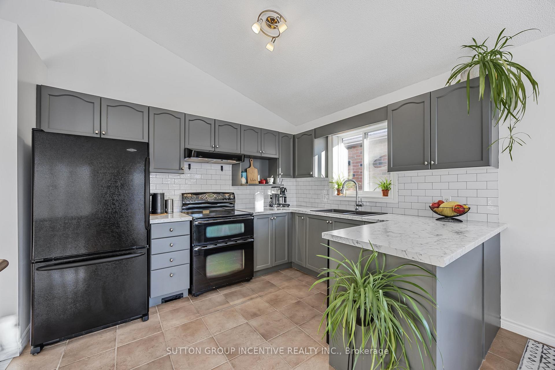 Photo 12 of 146 Columbia Road, Barrie, Holly — HOMEH