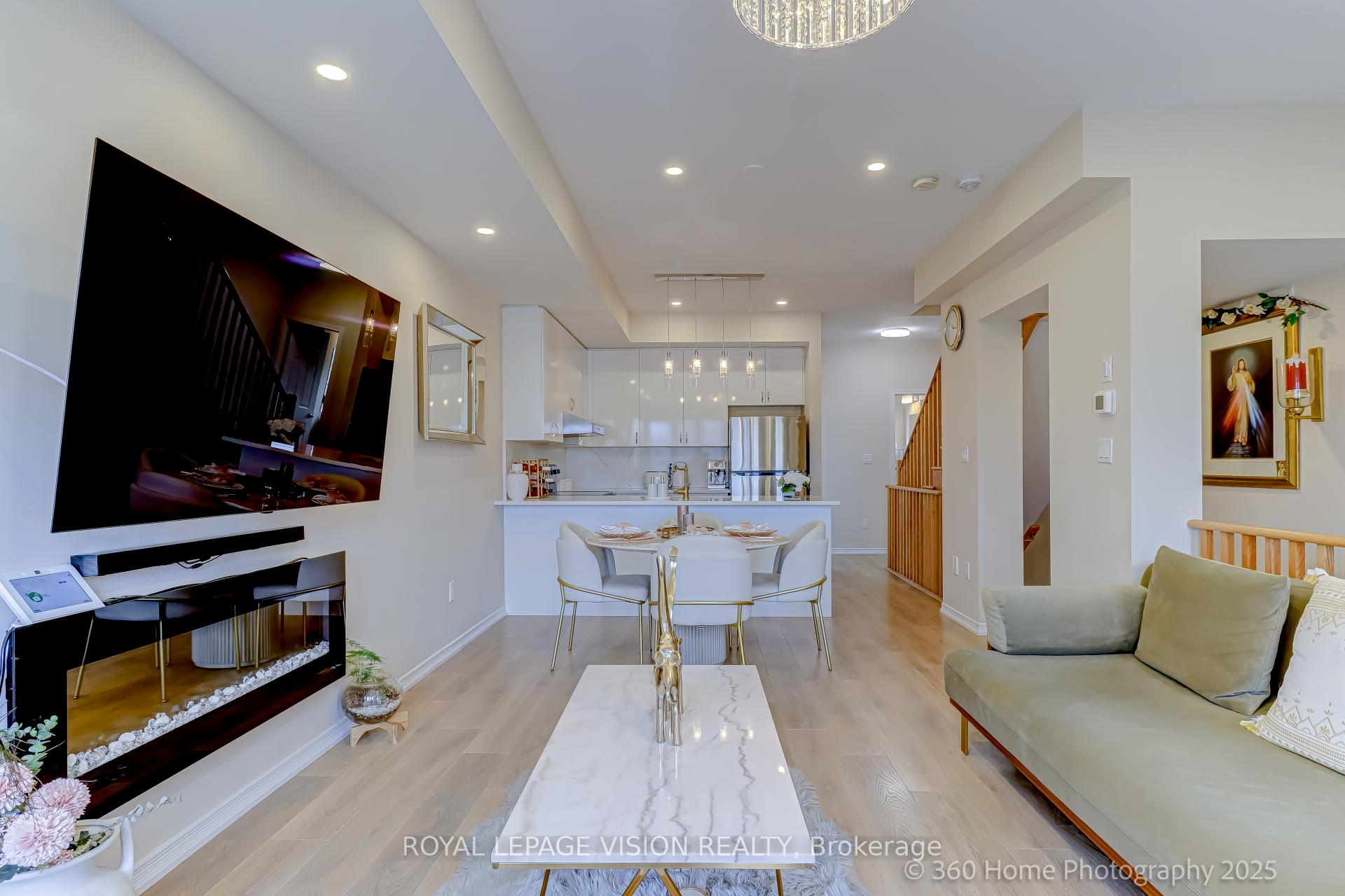 Photo 5 of 213 Danzatore Path, Oshawa, Windfields — HOMEH