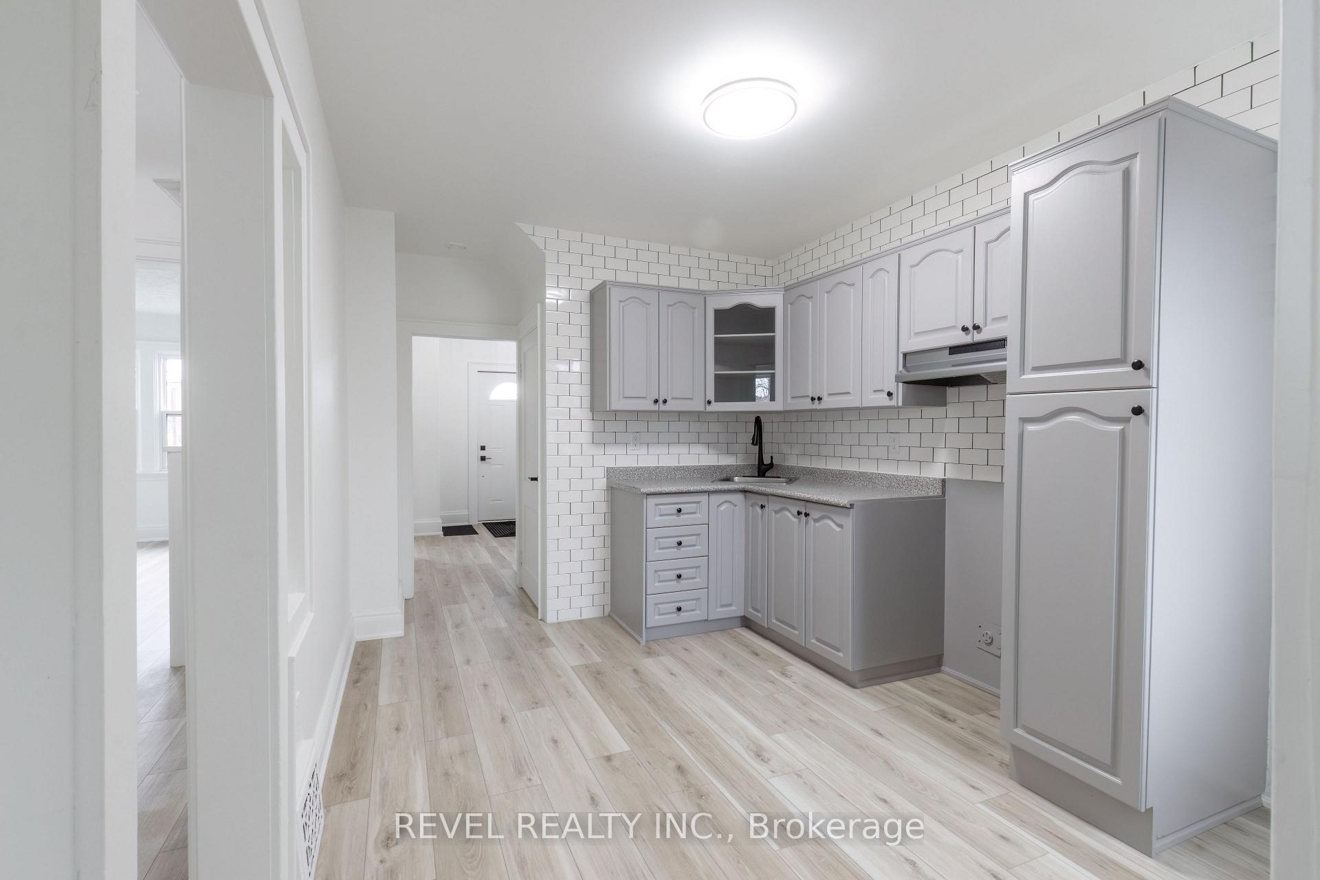 Photo 8 of 106 Weir Street N, Hamilton, Homeside — HOMEH