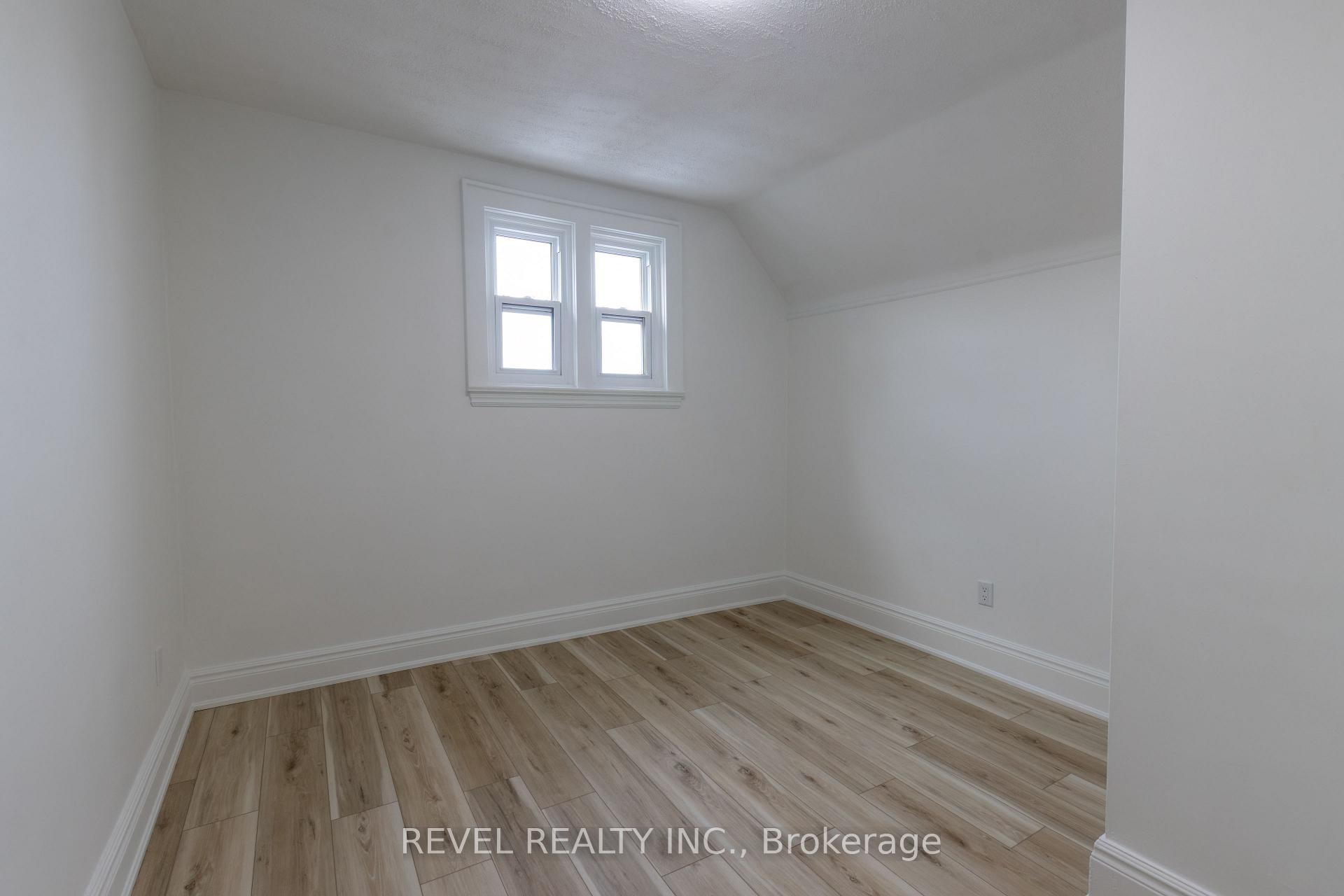 Photo 21 of 106 Weir Street N, Hamilton, Homeside — HOMEH