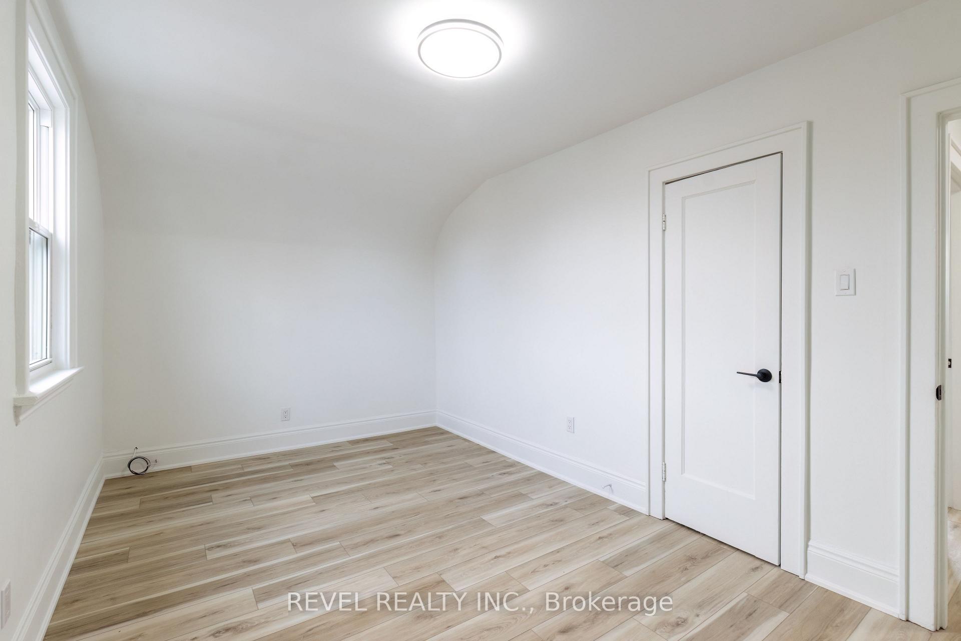 Photo 34 of 106 Weir Street N, Hamilton, Homeside — HOMEH