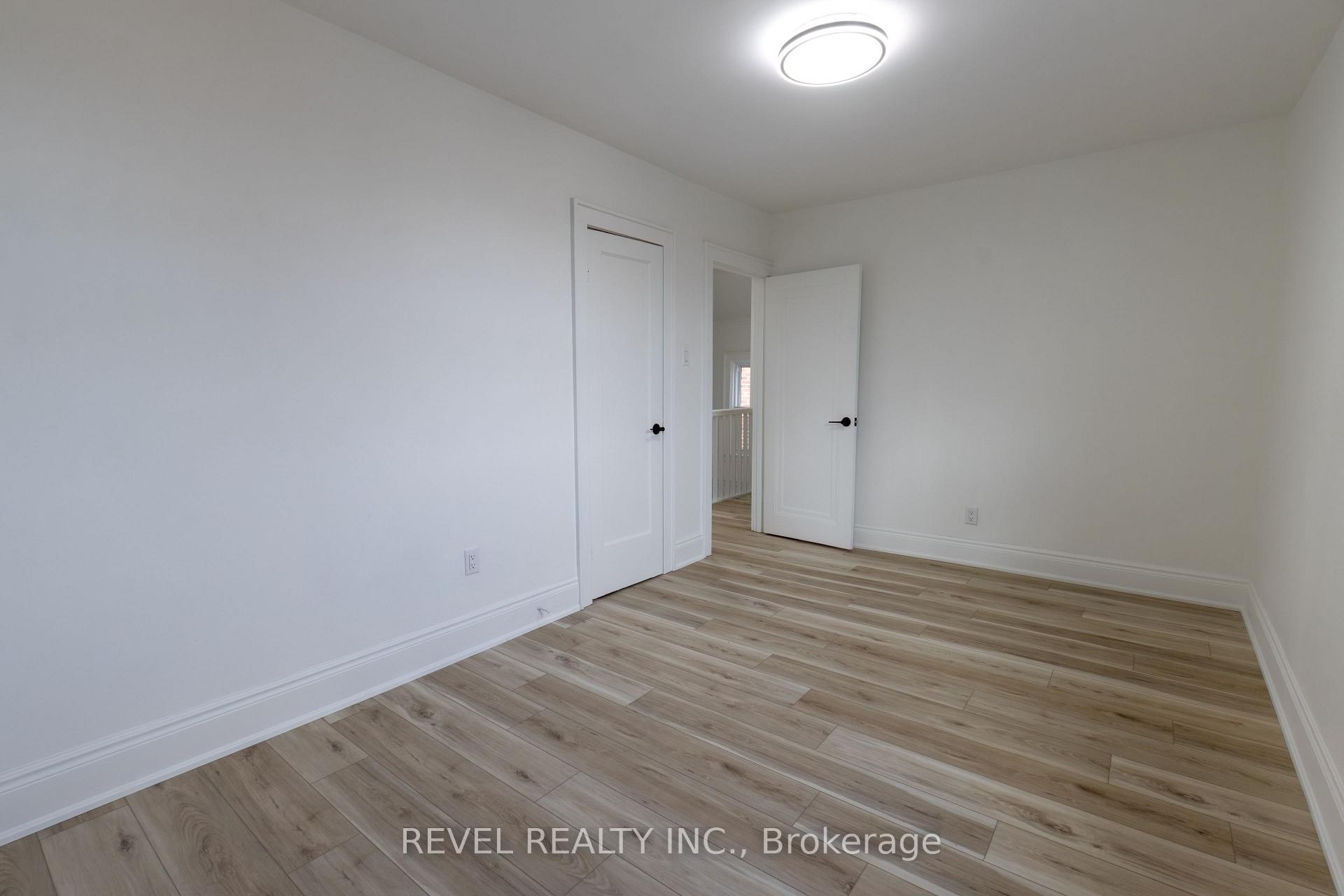 Photo 35 of 106 Weir Street N, Hamilton, Homeside — HOMEH