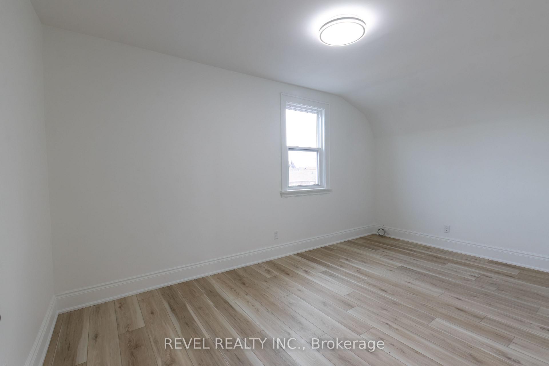 Photo 36 of 106 Weir Street N, Hamilton, Homeside — HOMEH