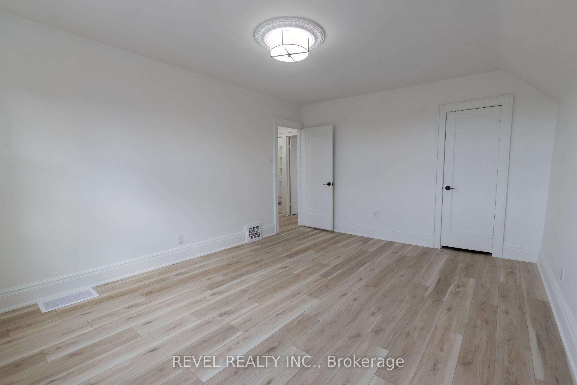 Photo 39 of 106 Weir Street N, Hamilton, Homeside — HOMEH