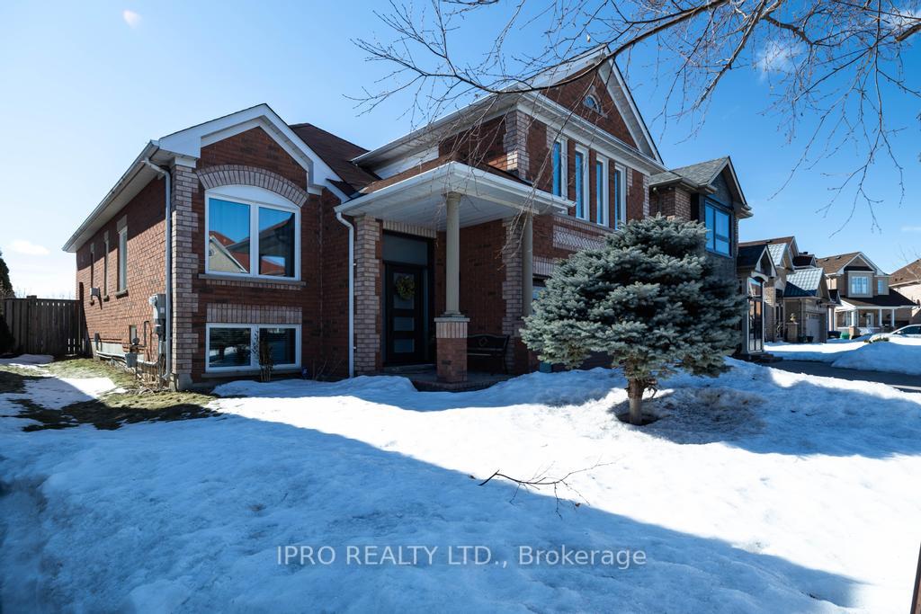 Photo 2 of 62 Masters Green Crescent, Brampton, Snelgrove — HOMEH