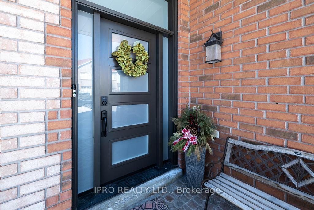 Photo 3 of 62 Masters Green Crescent, Brampton, Snelgrove — HOMEH