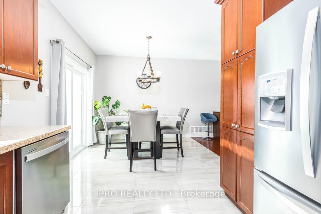 Photo 14 of 62 Masters Green Crescent, Brampton, Snelgrove — HOMEH