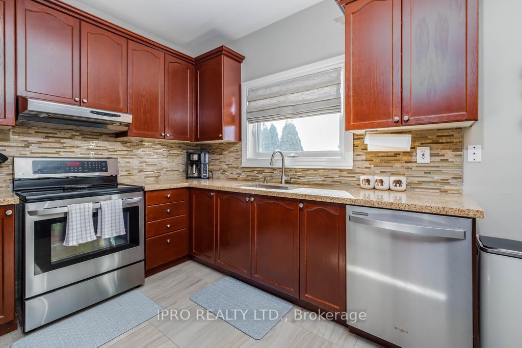 Photo 17 of 62 Masters Green Crescent, Brampton, Snelgrove — HOMEH