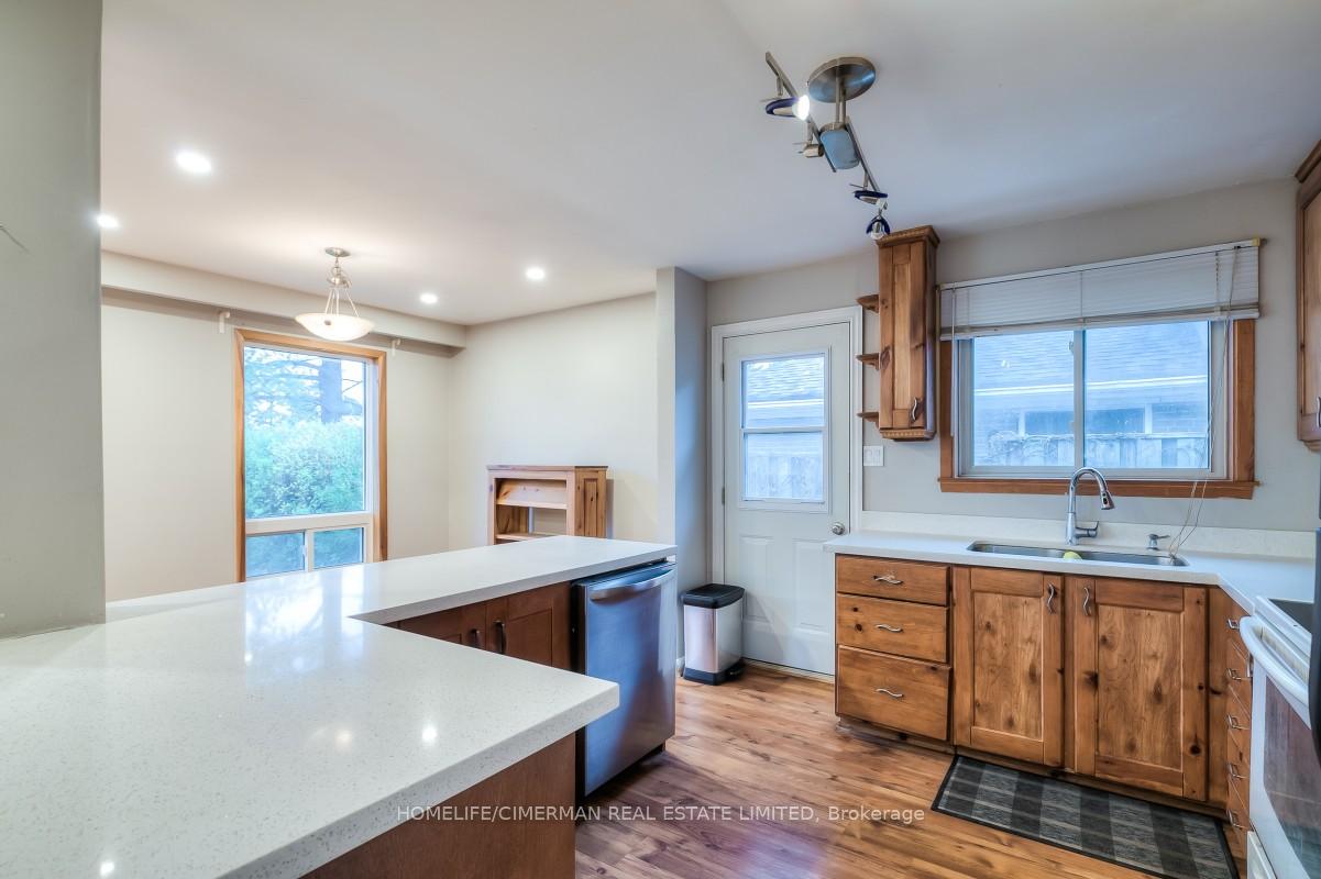 Photo 7 of 21 Huron Court, Aurora, Aurora Heights — HOMEH