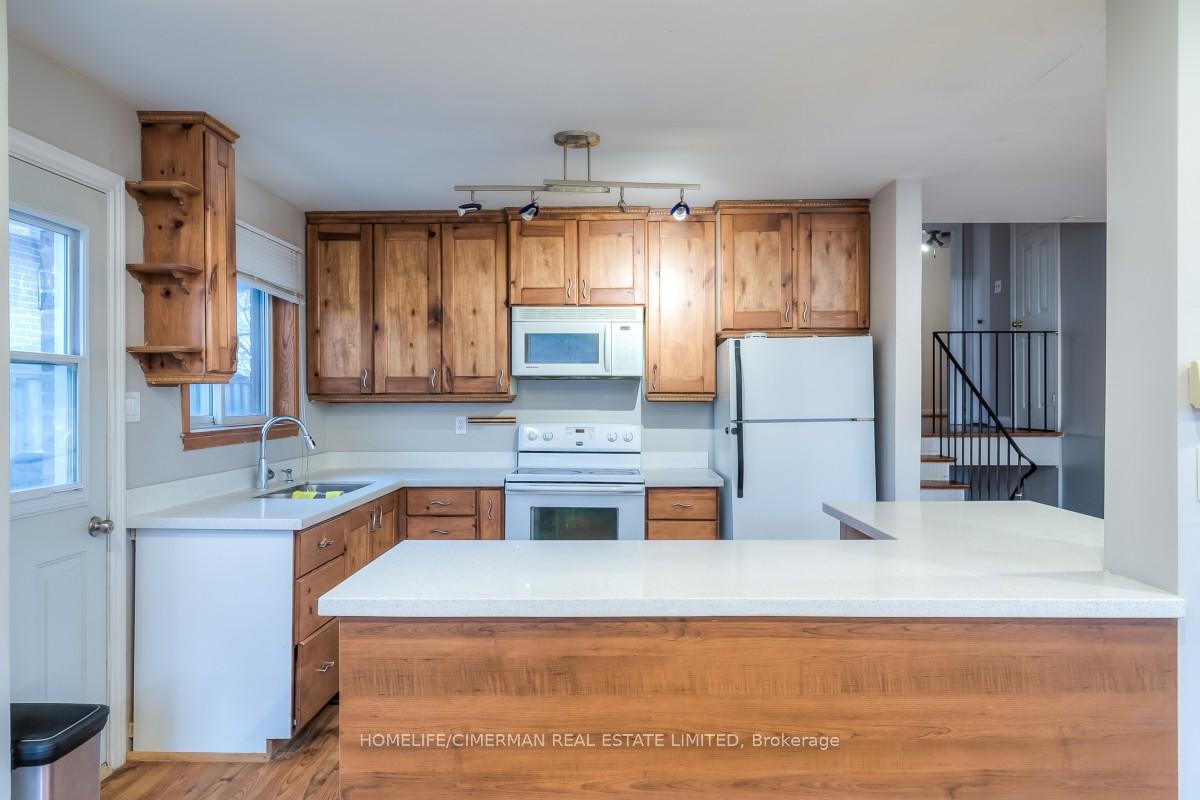 Photo 8 of 21 Huron Court, Aurora, Aurora Heights — HOMEH