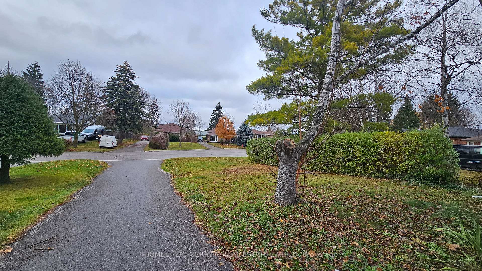 Photo 16 of 21 Huron Court, Aurora, Aurora Heights — HOMEH