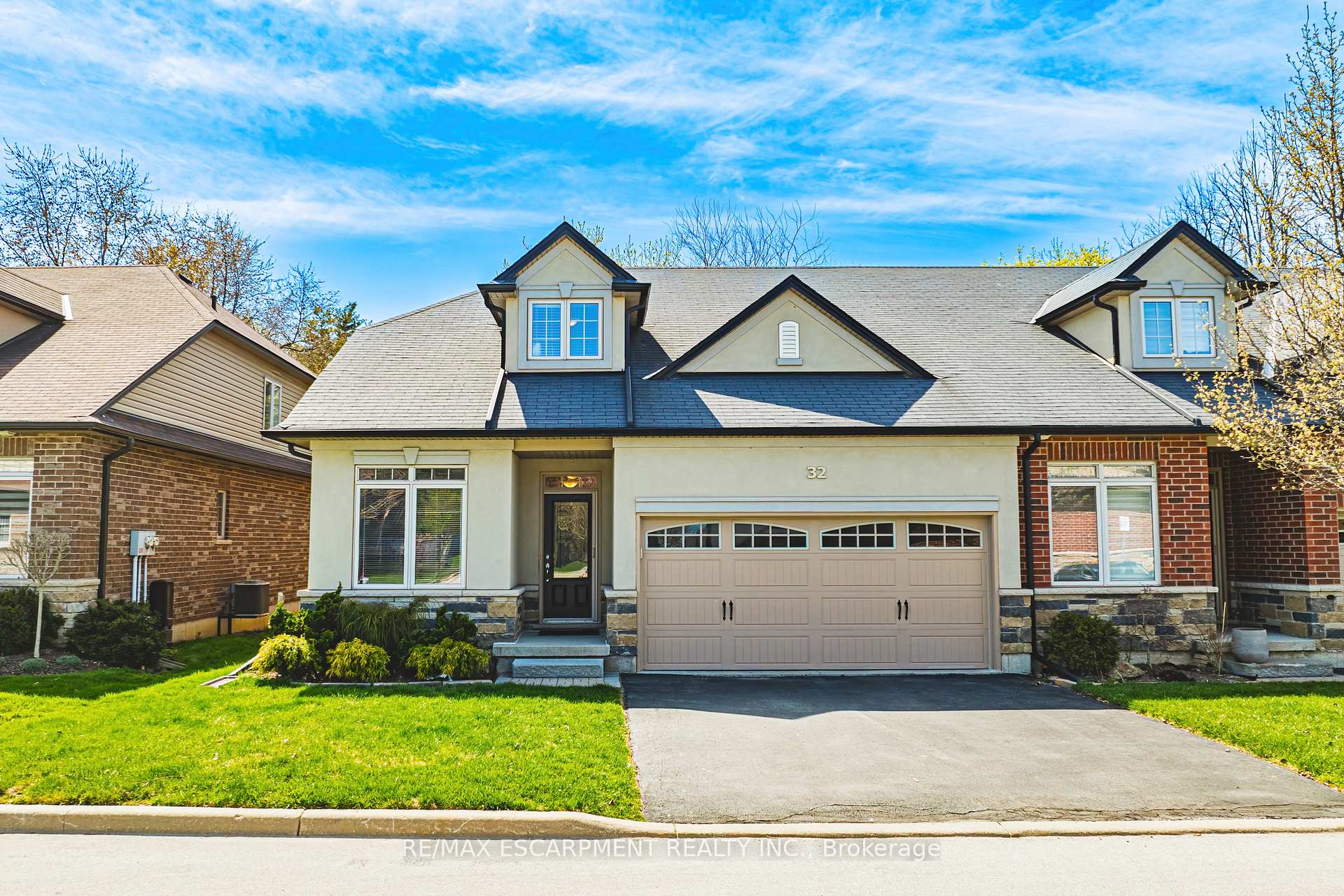 Photo 2 of 32 Menton Drive, Hamilton, Ancaster — HOMEH