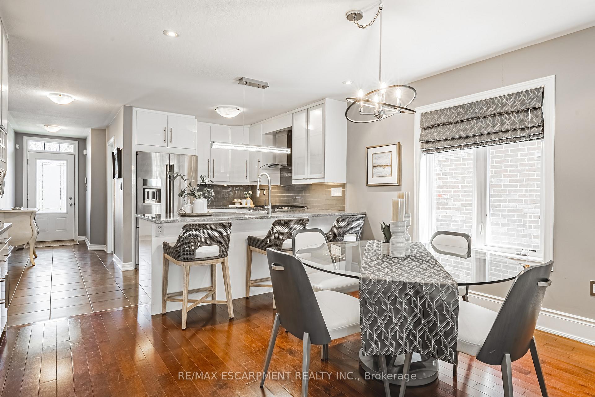 Photo 3 of 32 Menton Drive, Hamilton, Ancaster — HOMEH