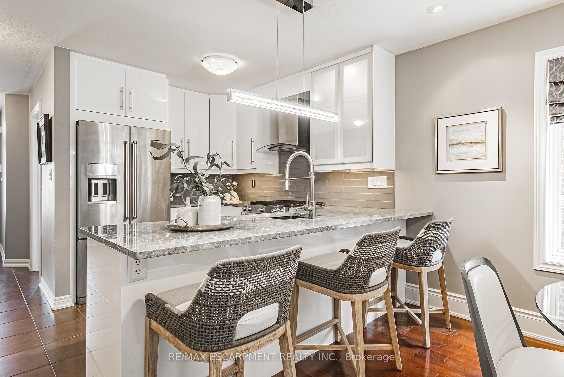 Photo 4 of 32 Menton Drive, Hamilton, Ancaster — HOMEH