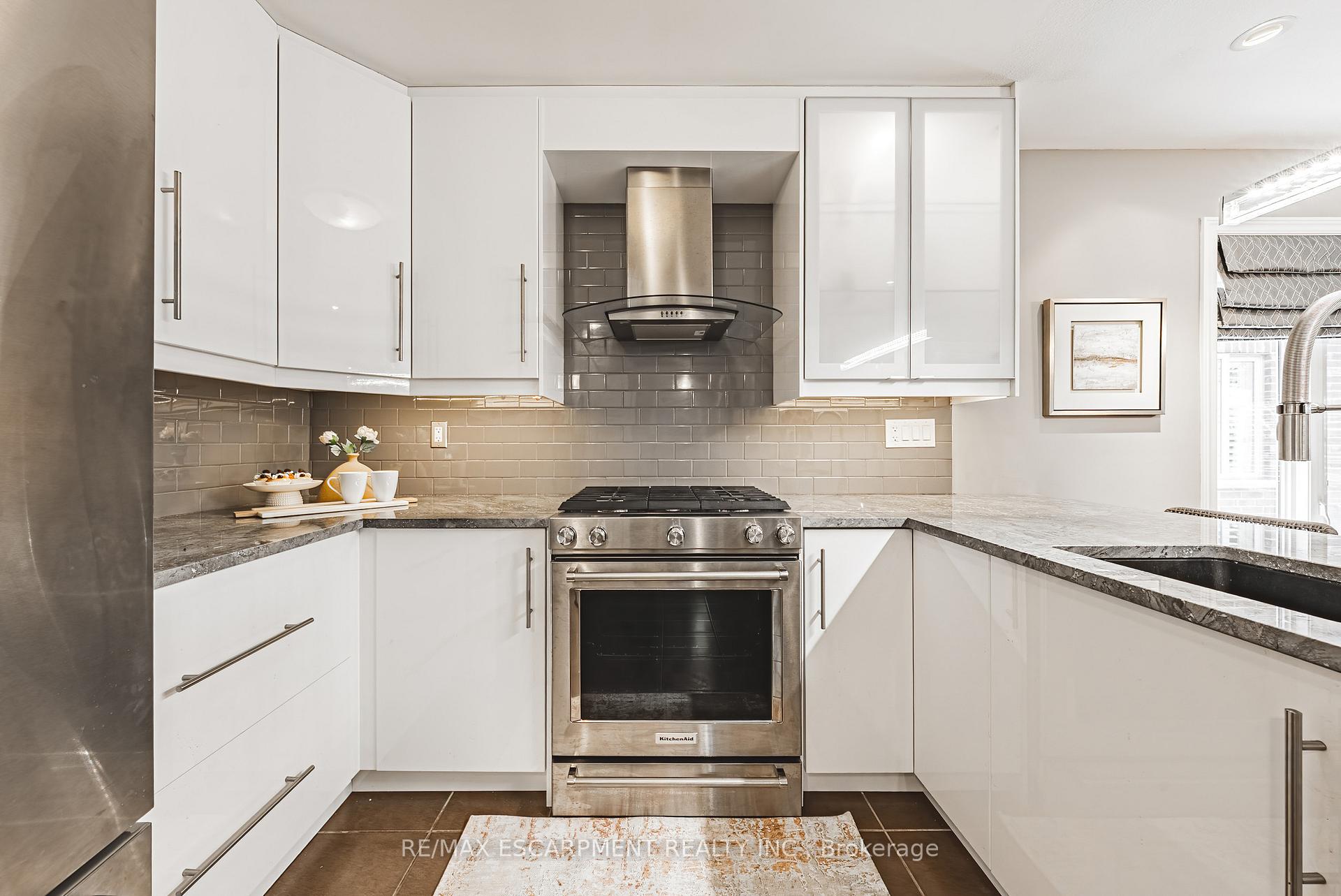 Photo 5 of 32 Menton Drive, Hamilton, Ancaster — HOMEH