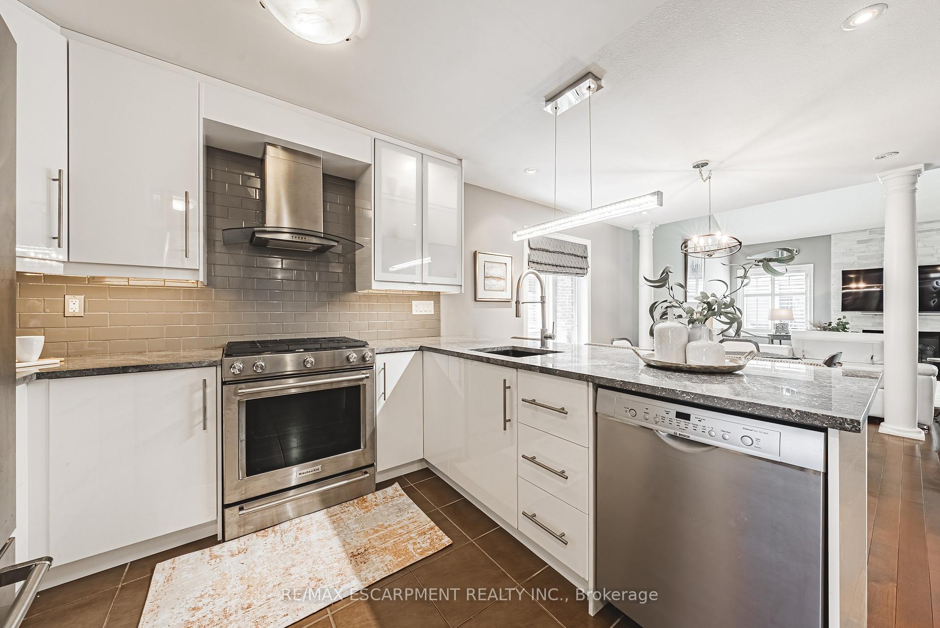 Photo 6 of 32 Menton Drive, Hamilton, Ancaster — HOMEH