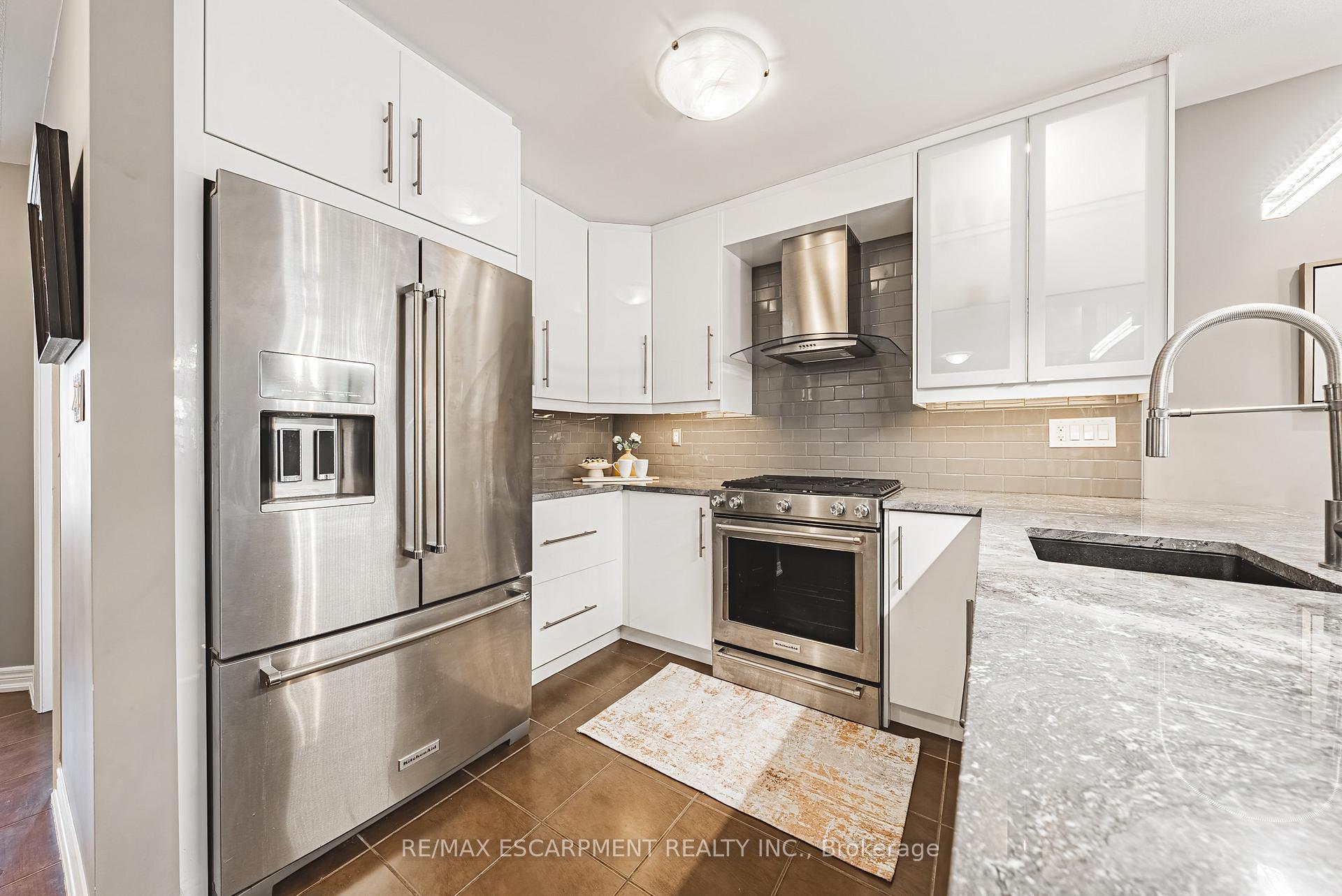 Photo 7 of 32 Menton Drive, Hamilton, Ancaster — HOMEH