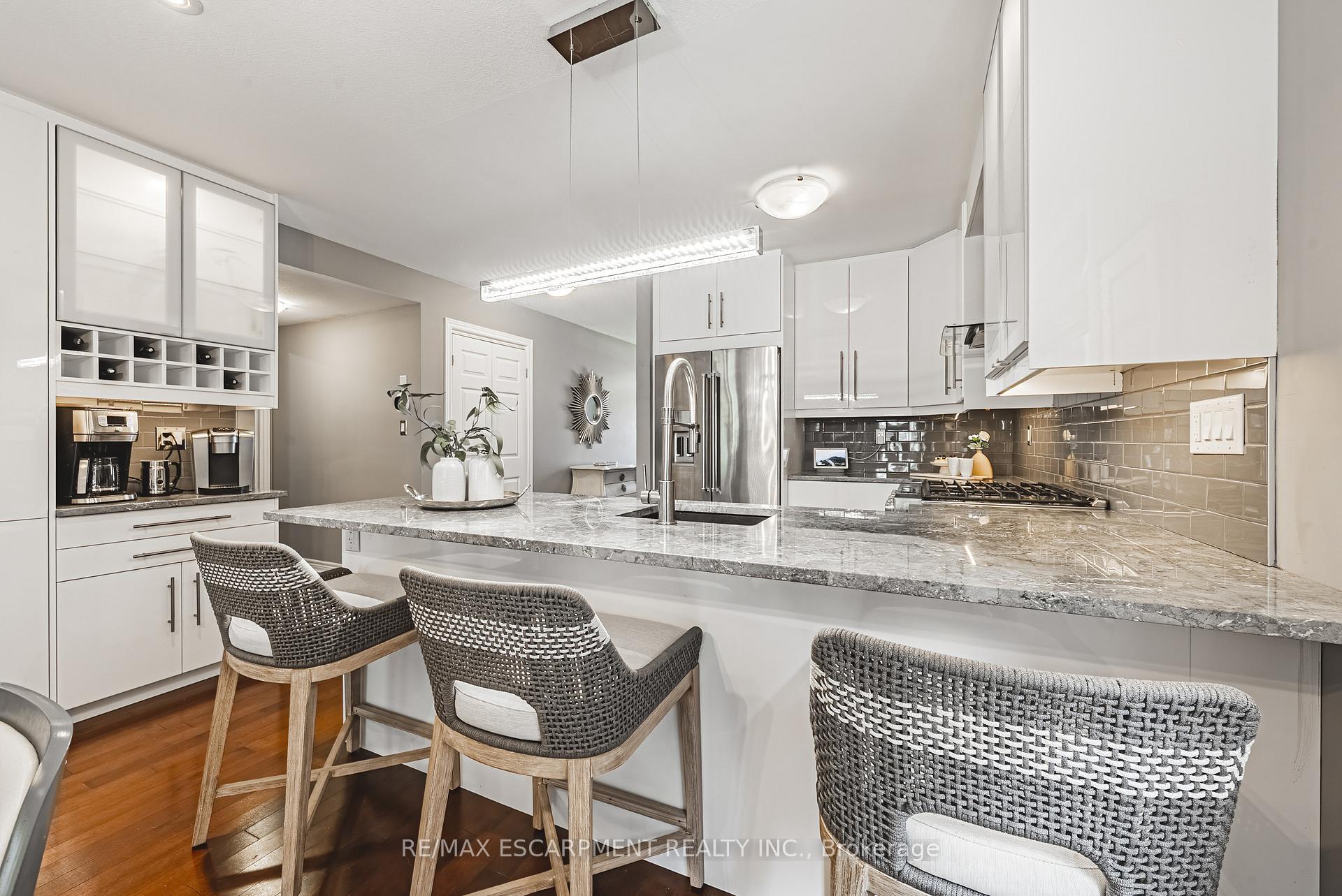 Photo 8 of 32 Menton Drive, Hamilton, Ancaster — HOMEH