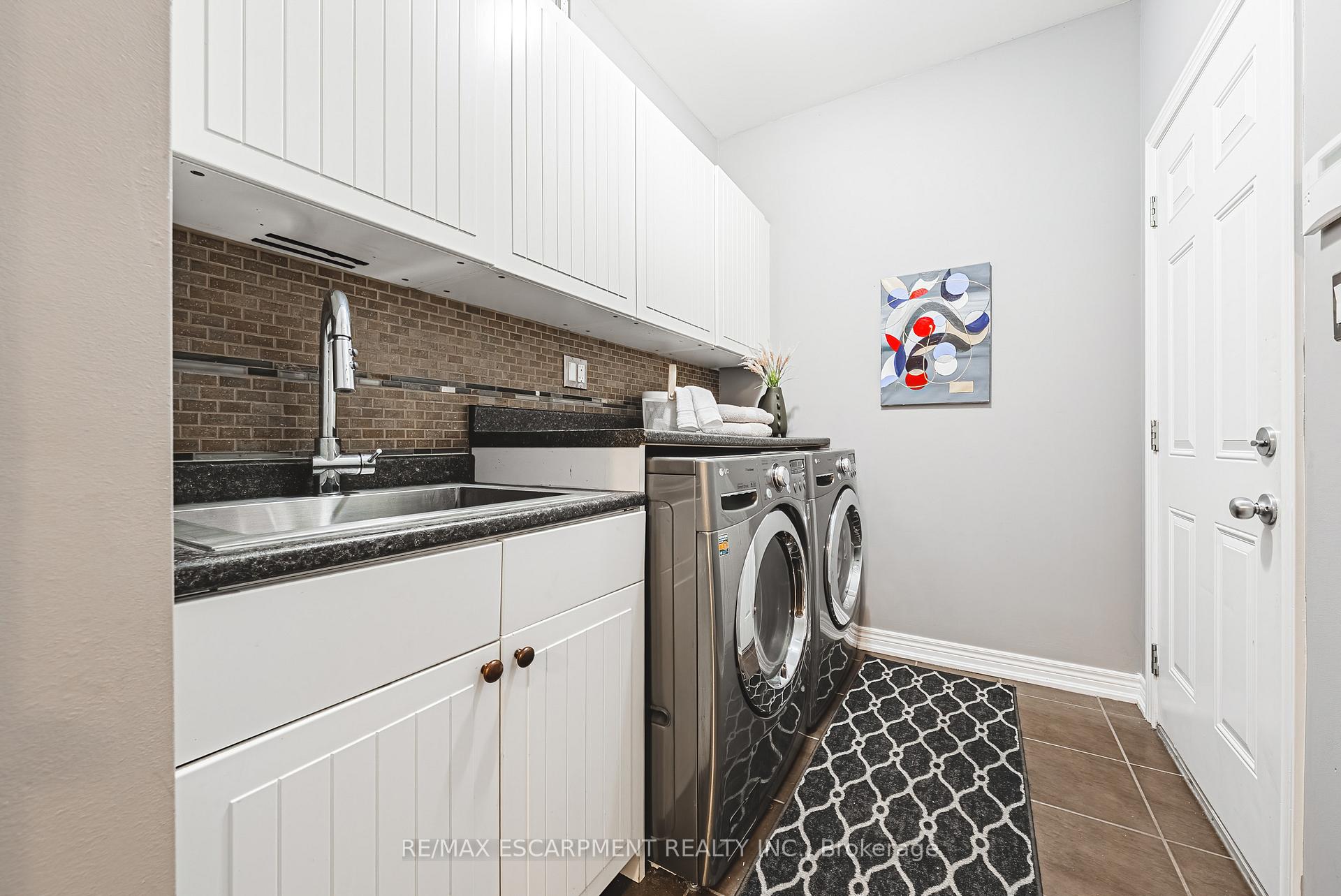 Photo 11 of 32 Menton Drive, Hamilton, Ancaster — HOMEH