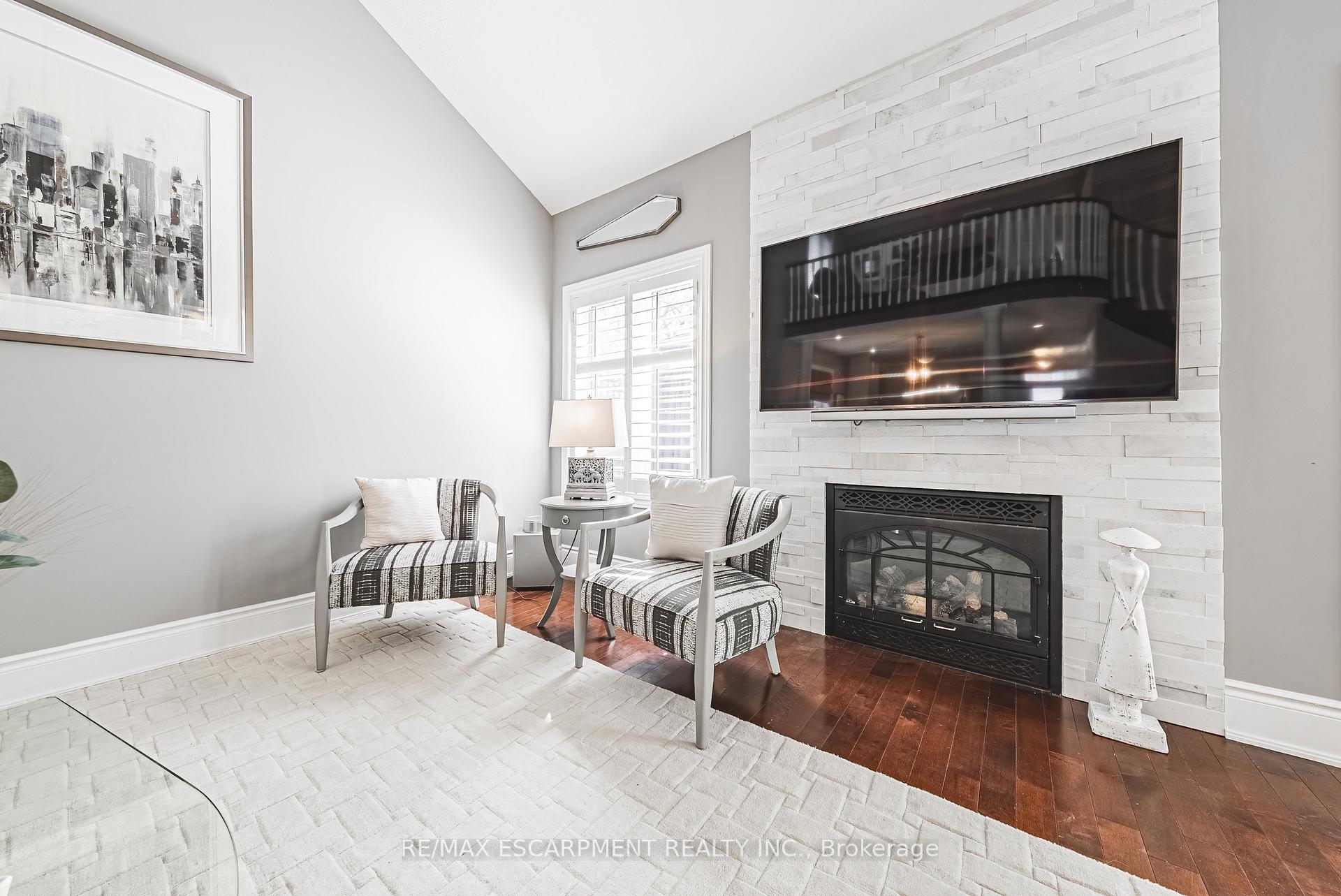 Photo 16 of 32 Menton Drive, Hamilton, Ancaster — HOMEH