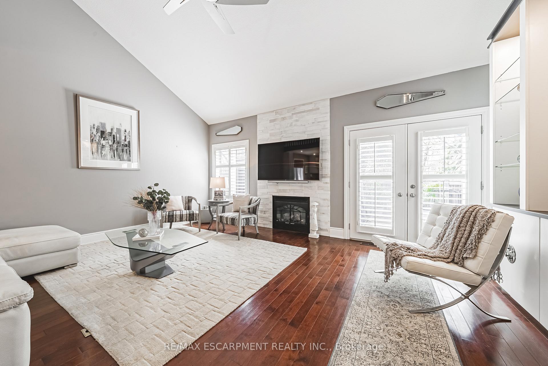 Photo 17 of 32 Menton Drive, Hamilton, Ancaster — HOMEH