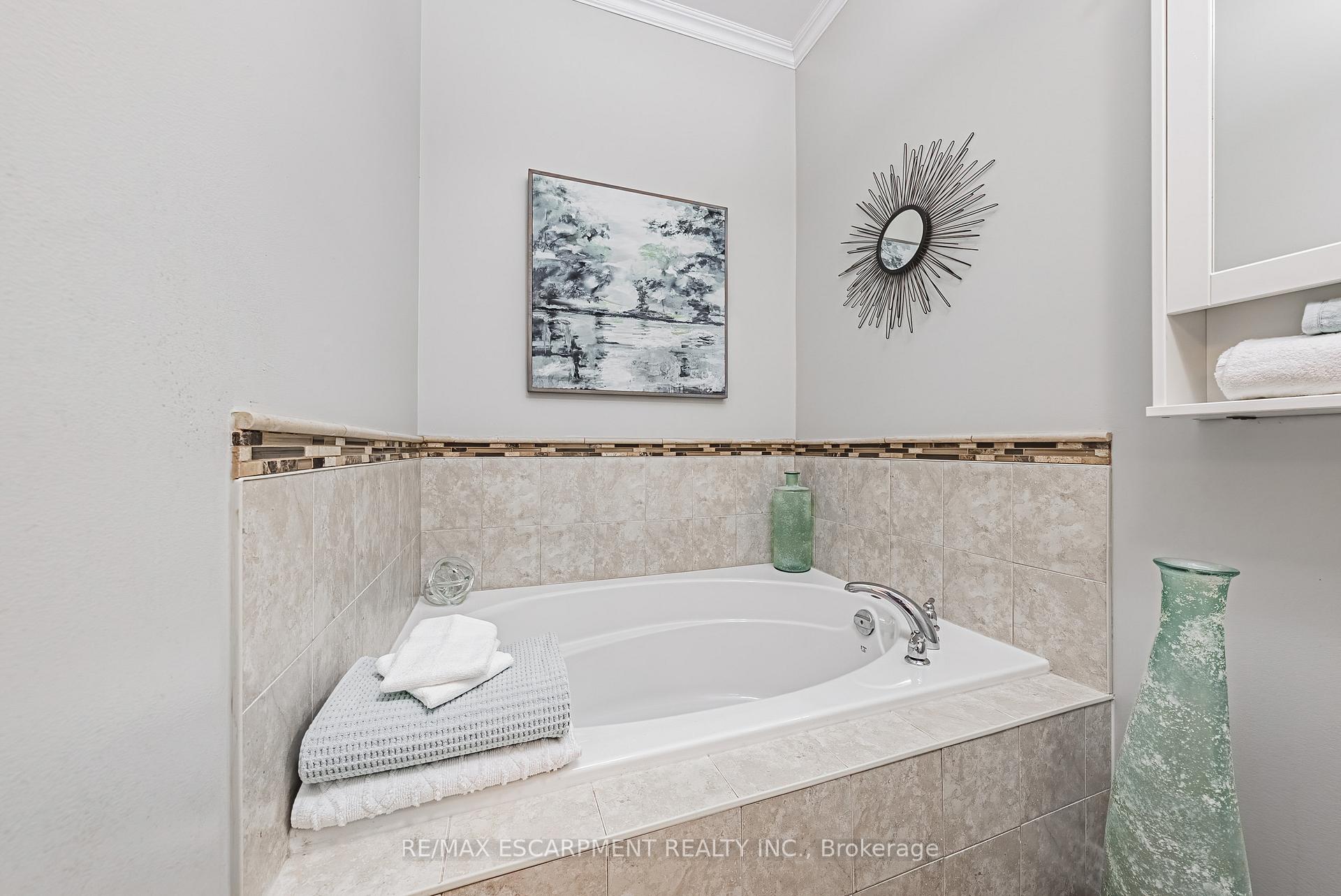 Photo 23 of 32 Menton Drive, Hamilton, Ancaster — HOMEH