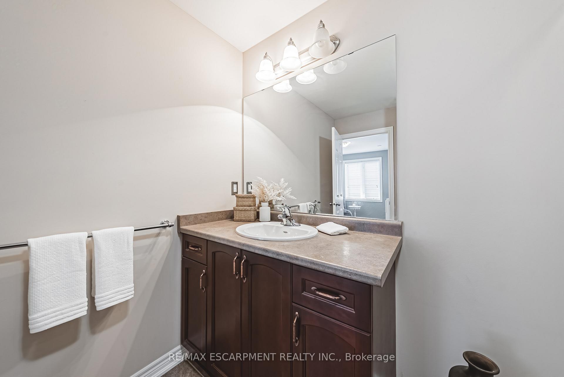 Photo 29 of 32 Menton Drive, Hamilton, Ancaster — HOMEH