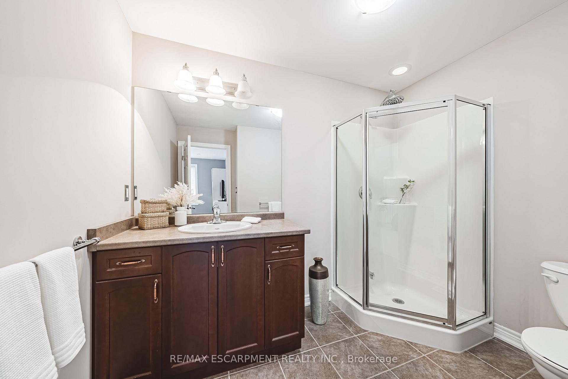 Photo 30 of 32 Menton Drive, Hamilton, Ancaster — HOMEH
