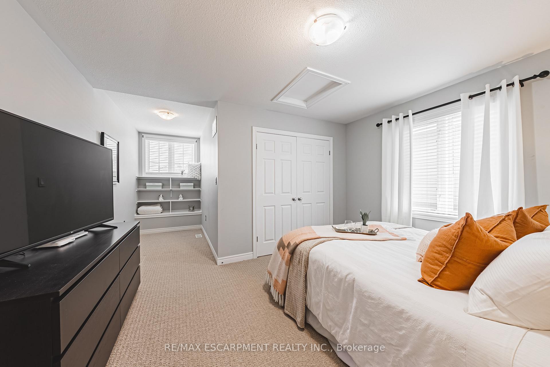 Photo 32 of 32 Menton Drive, Hamilton, Ancaster — HOMEH