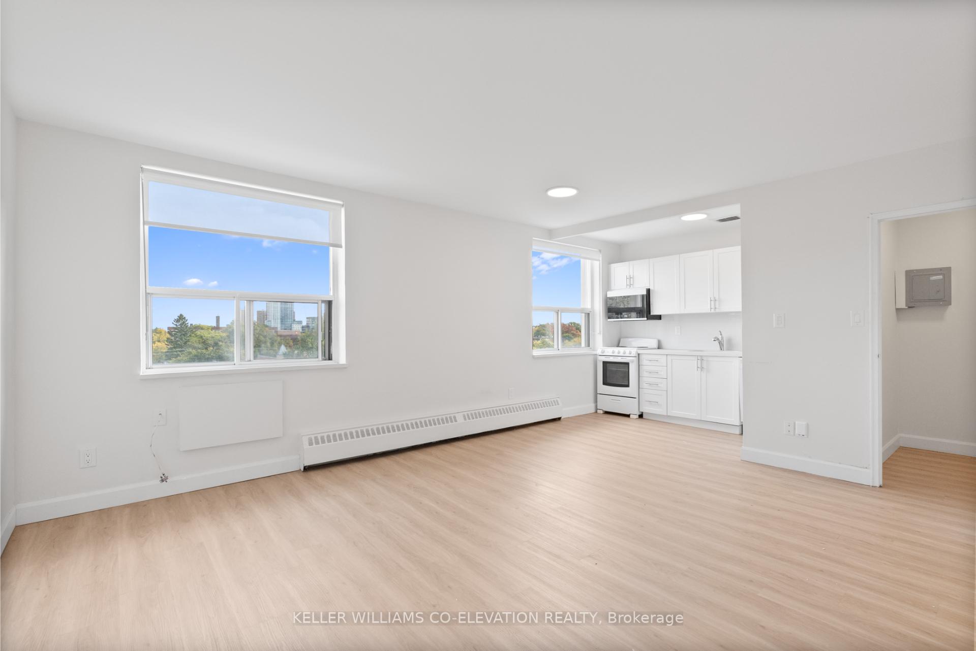 Front of Unit 609, 1017 Woodbine Avenue