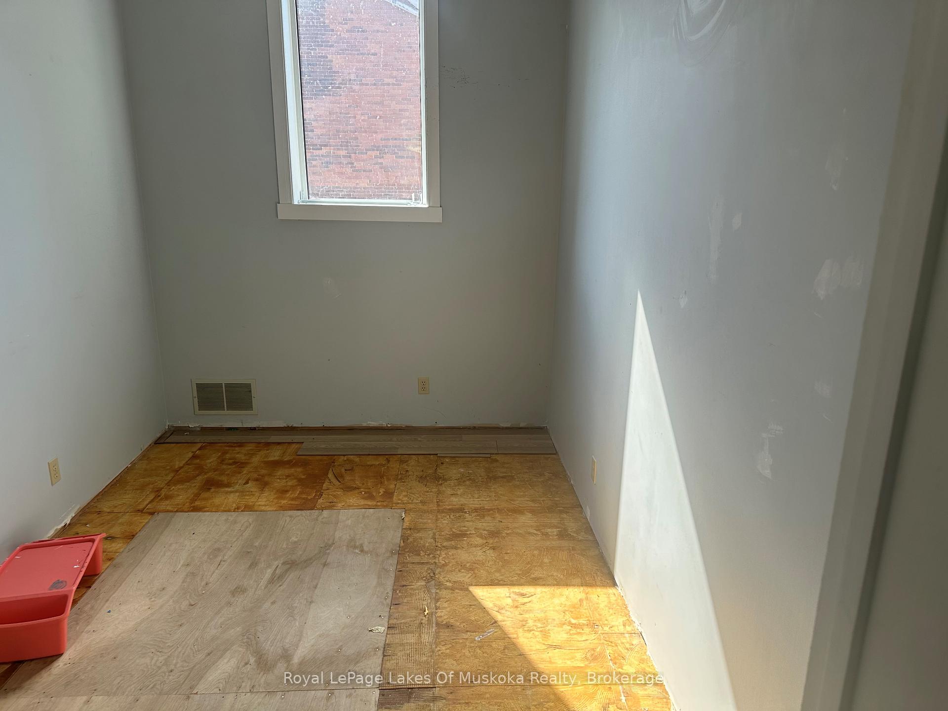 Photo 7 of 111 Yonge Street, Burk's Falls — HOMEH