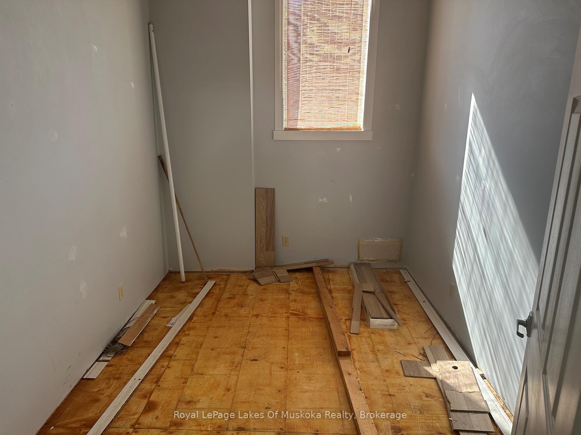 Photo 8 of 111 Yonge Street, Burk's Falls — HOMEH