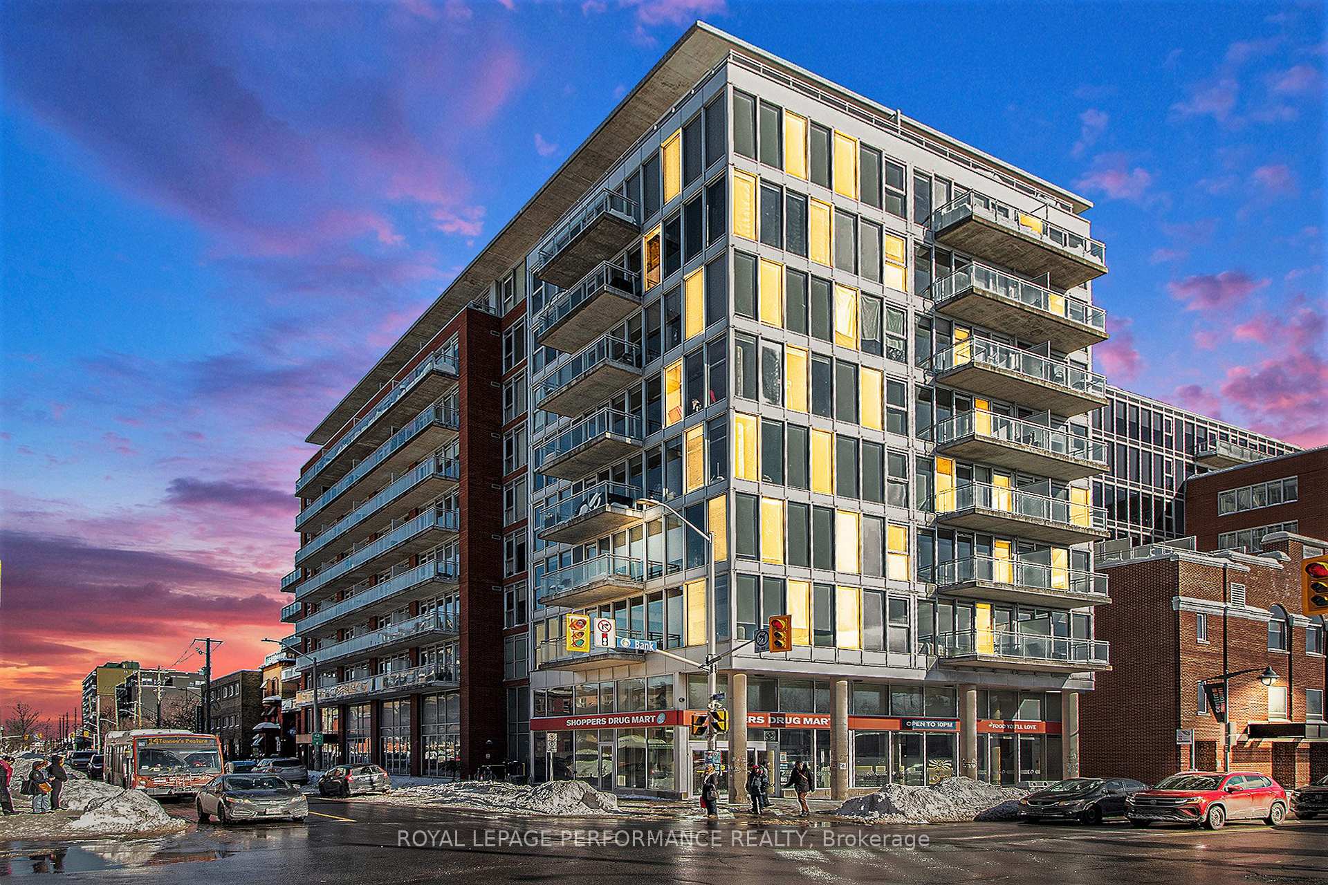 Front of Unit 814, 354 Gladstone Avenue
