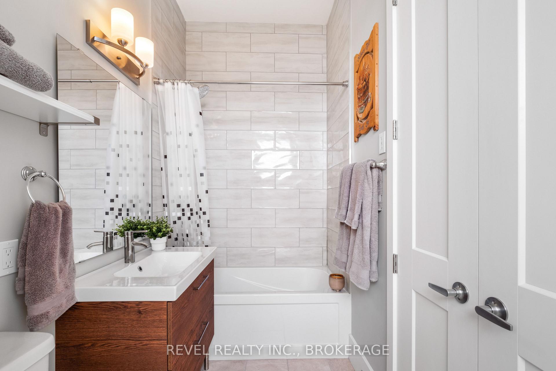 Photo 27 of Unit 501, 130 Water Street, Gananoque — HOMEH