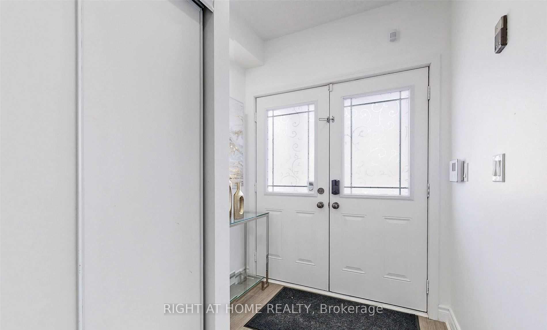 Photo 4 of 34 Dykstra Lane, Clarington, Bowmanville — HOMEH