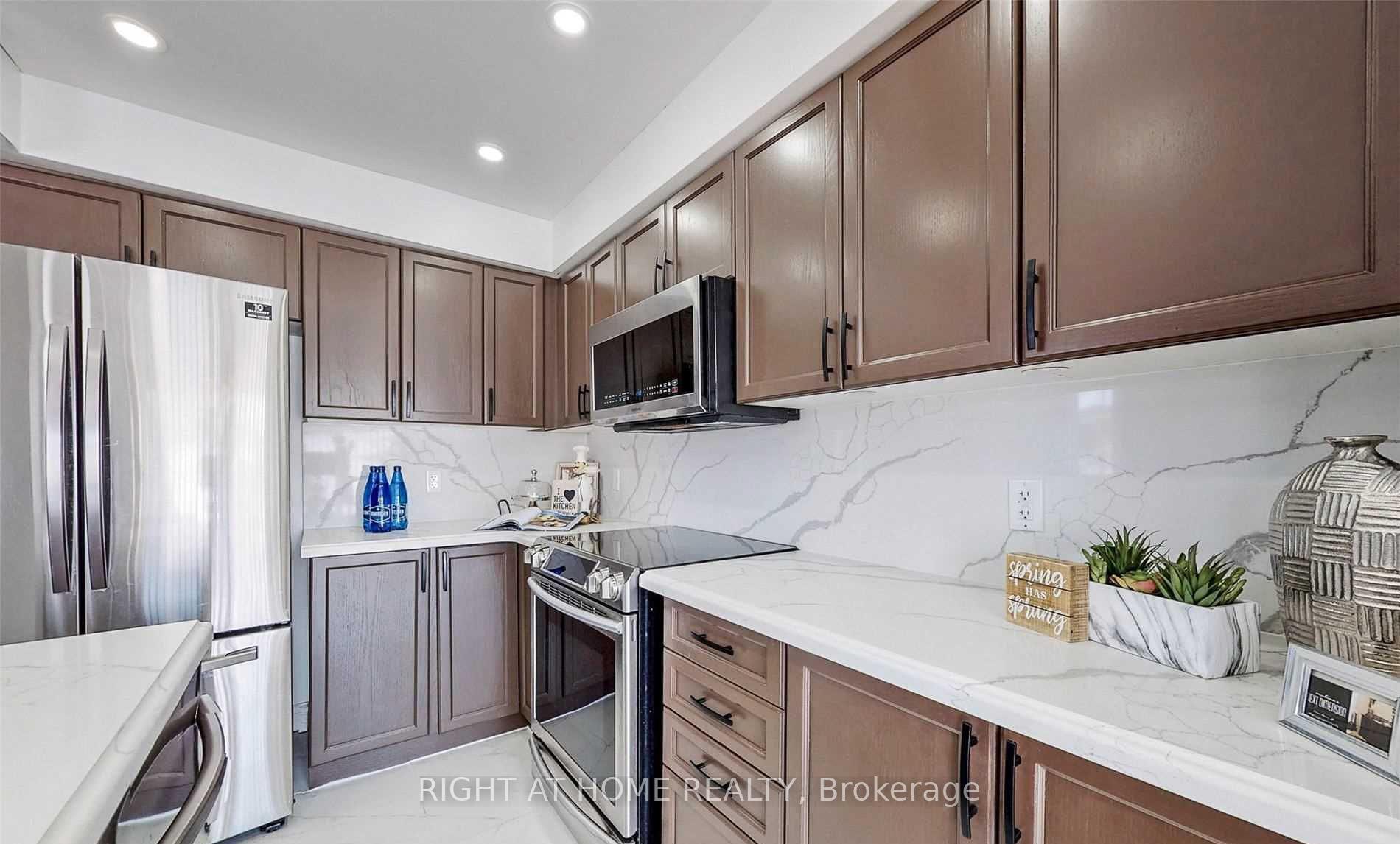 Photo 10 of 34 Dykstra Lane, Clarington, Bowmanville — HOMEH