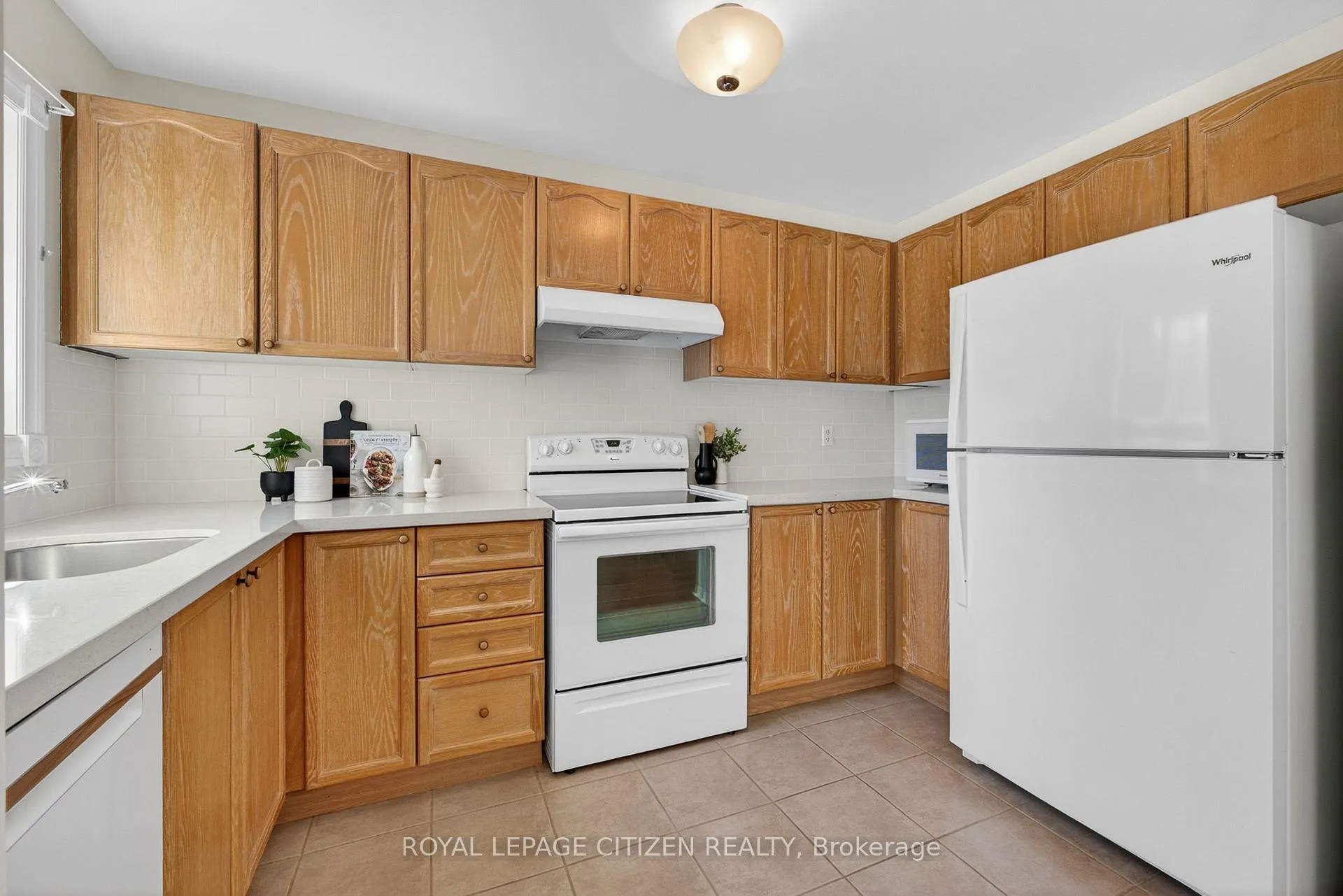 Photo 11 of 70 Wessex Drive, Whitby, Brooklin — HOMEH