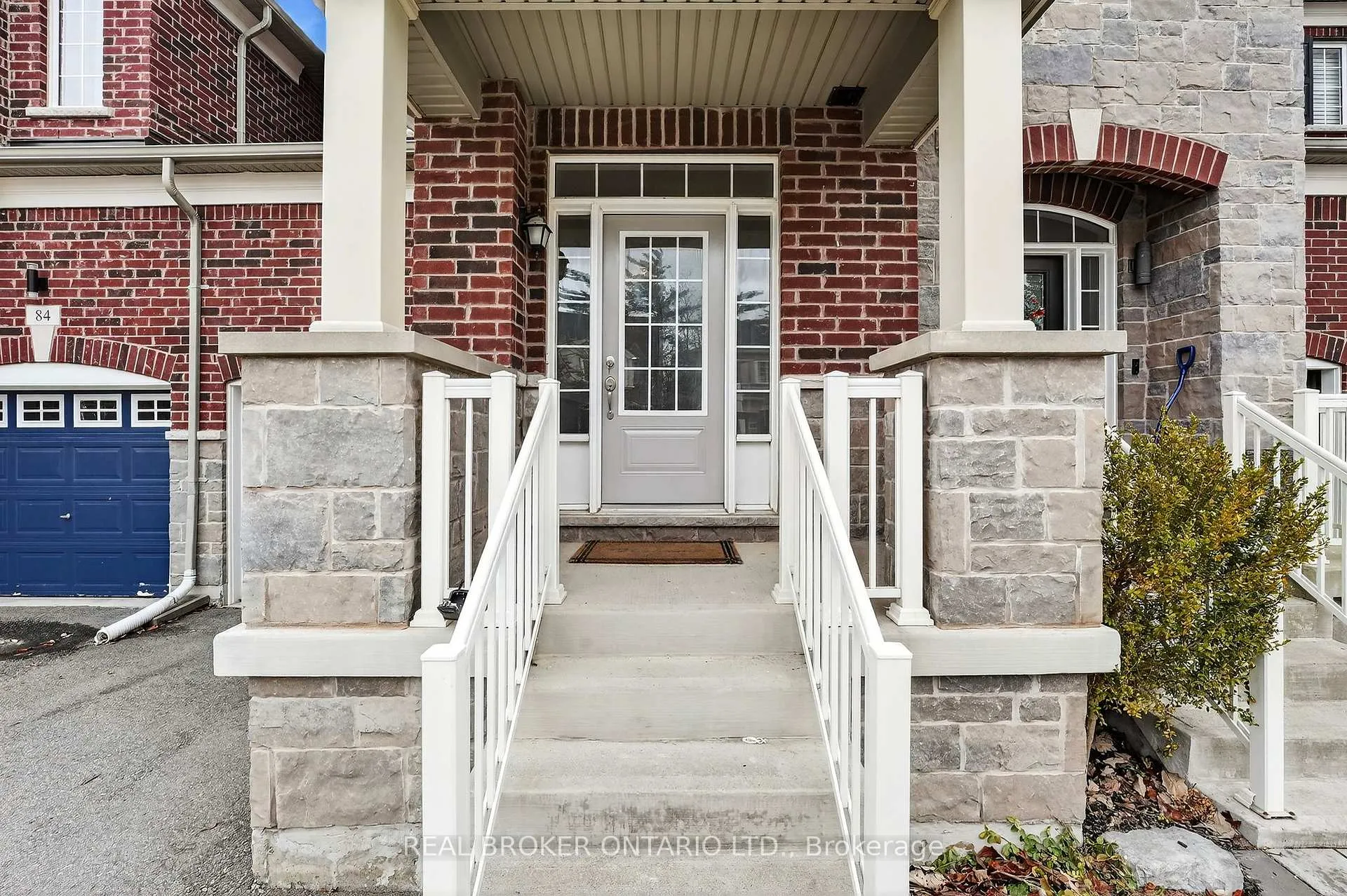 Photo 2 of 82 Upper Canada Court, Halton Hills, Georgetown — HOMEH