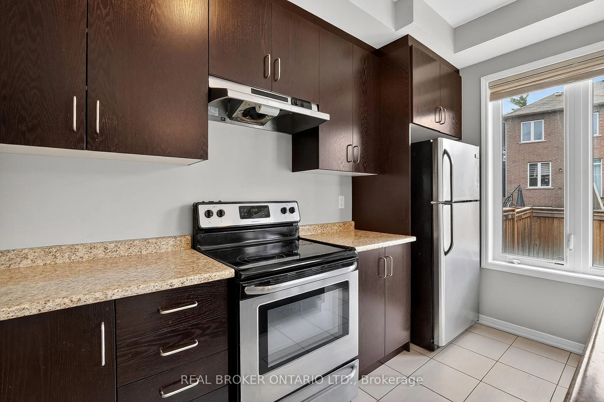 Photo 8 of 82 Upper Canada Court, Halton Hills, Georgetown — HOMEH