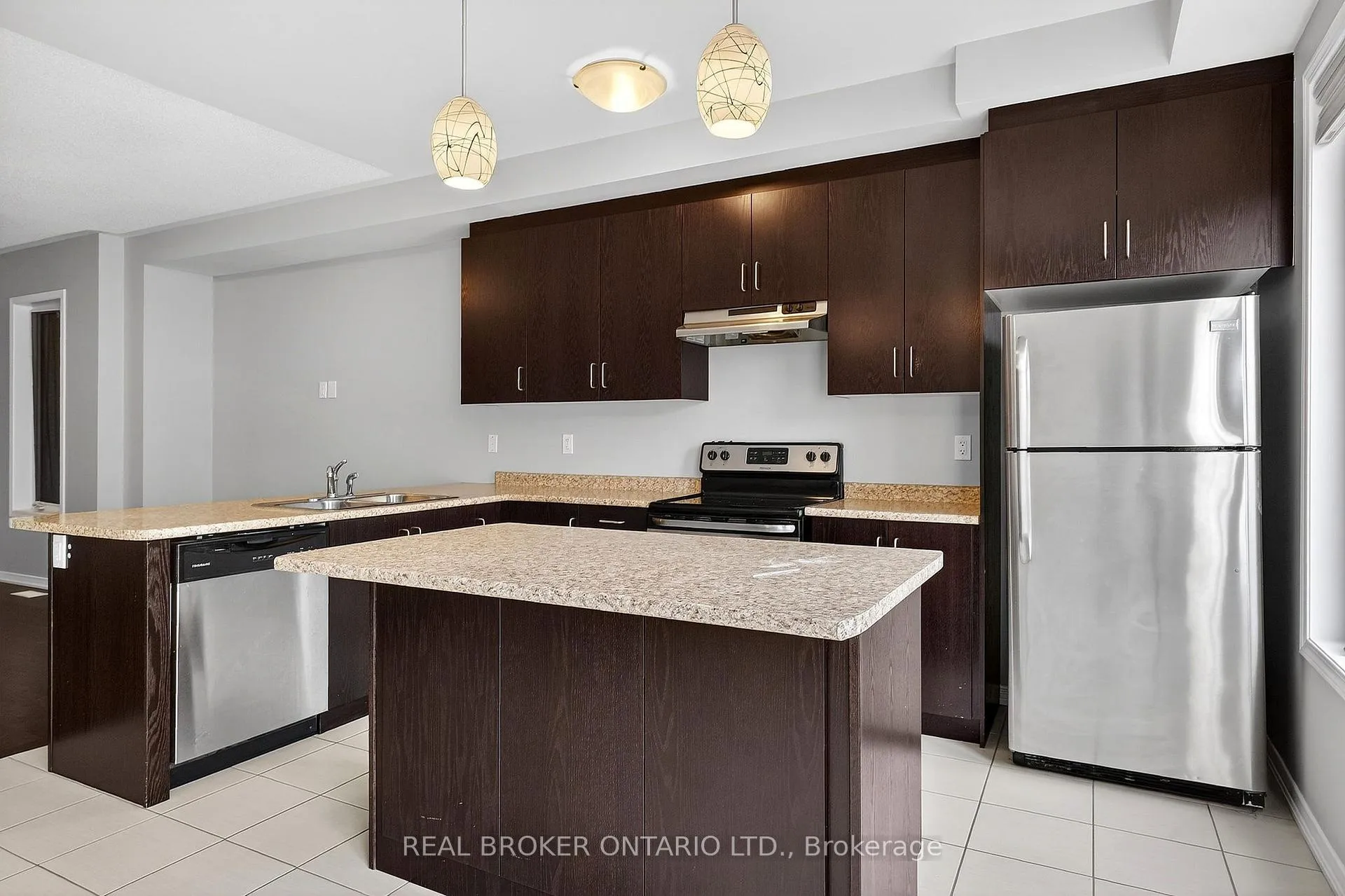 Photo 9 of 82 Upper Canada Court, Halton Hills, Georgetown — HOMEH