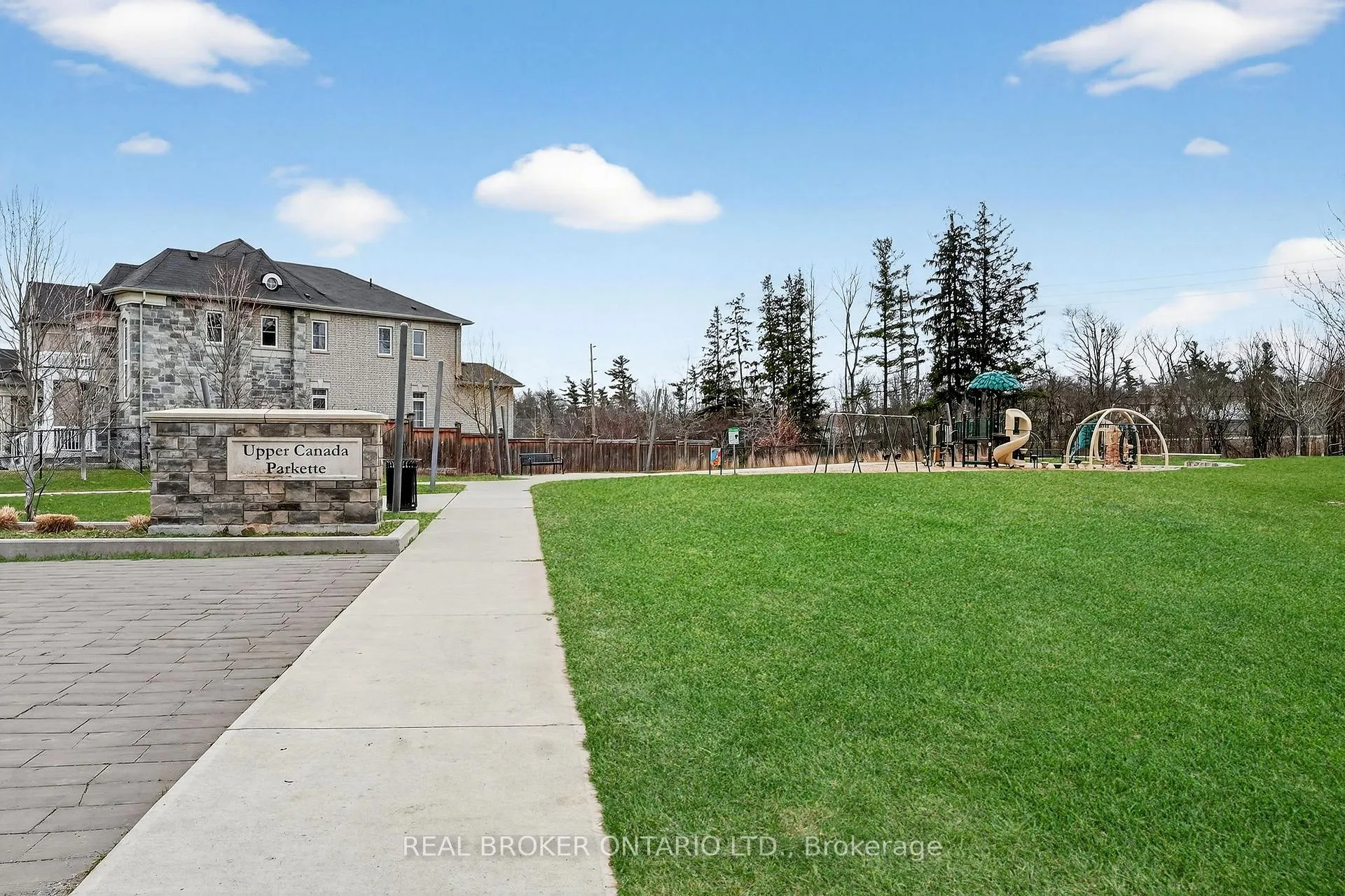 Photo 39 of 82 Upper Canada Court, Halton Hills, Georgetown — HOMEH