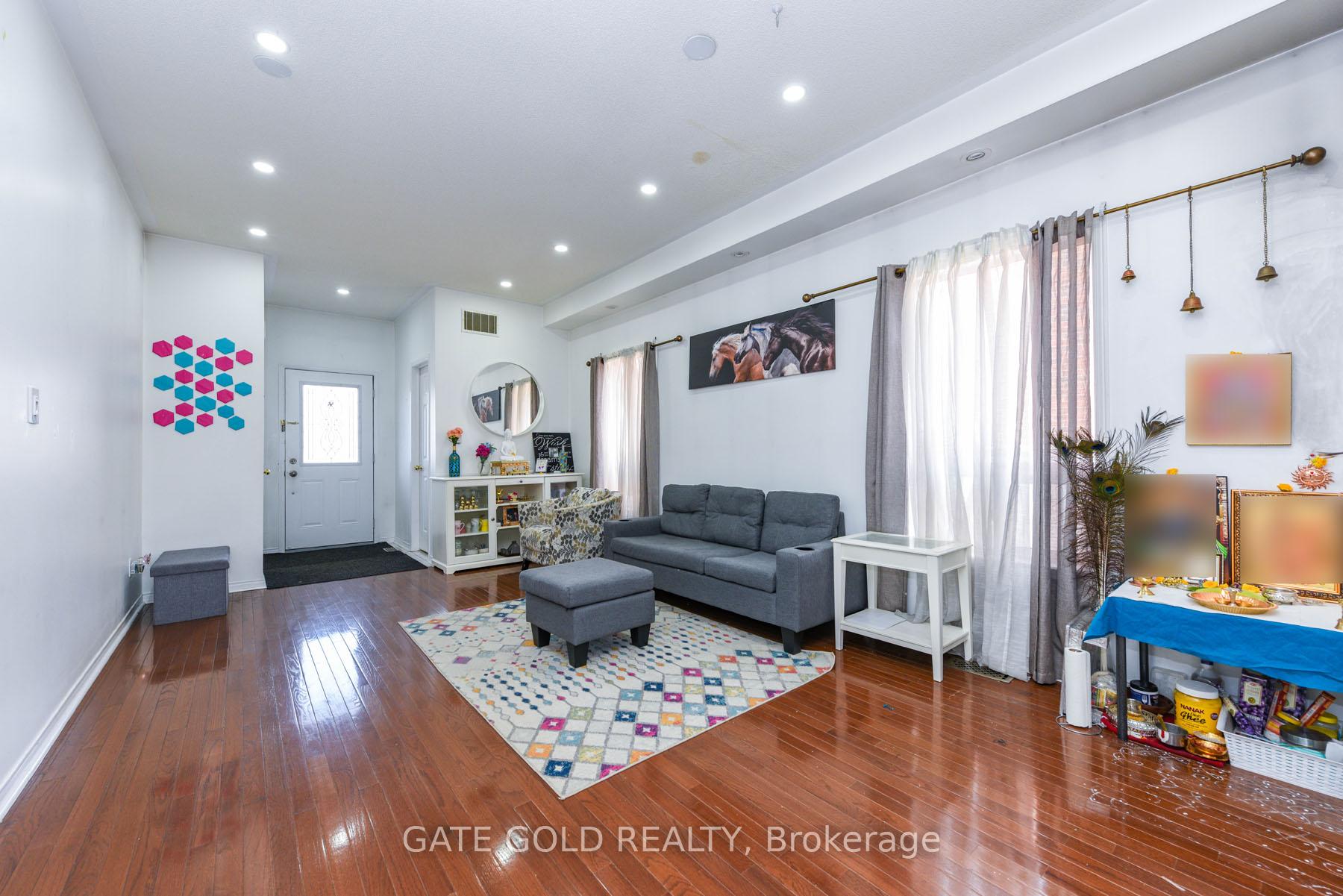 Photo 6 of 30 Flurry Circle, Brampton, Credit Valley — HOMEH