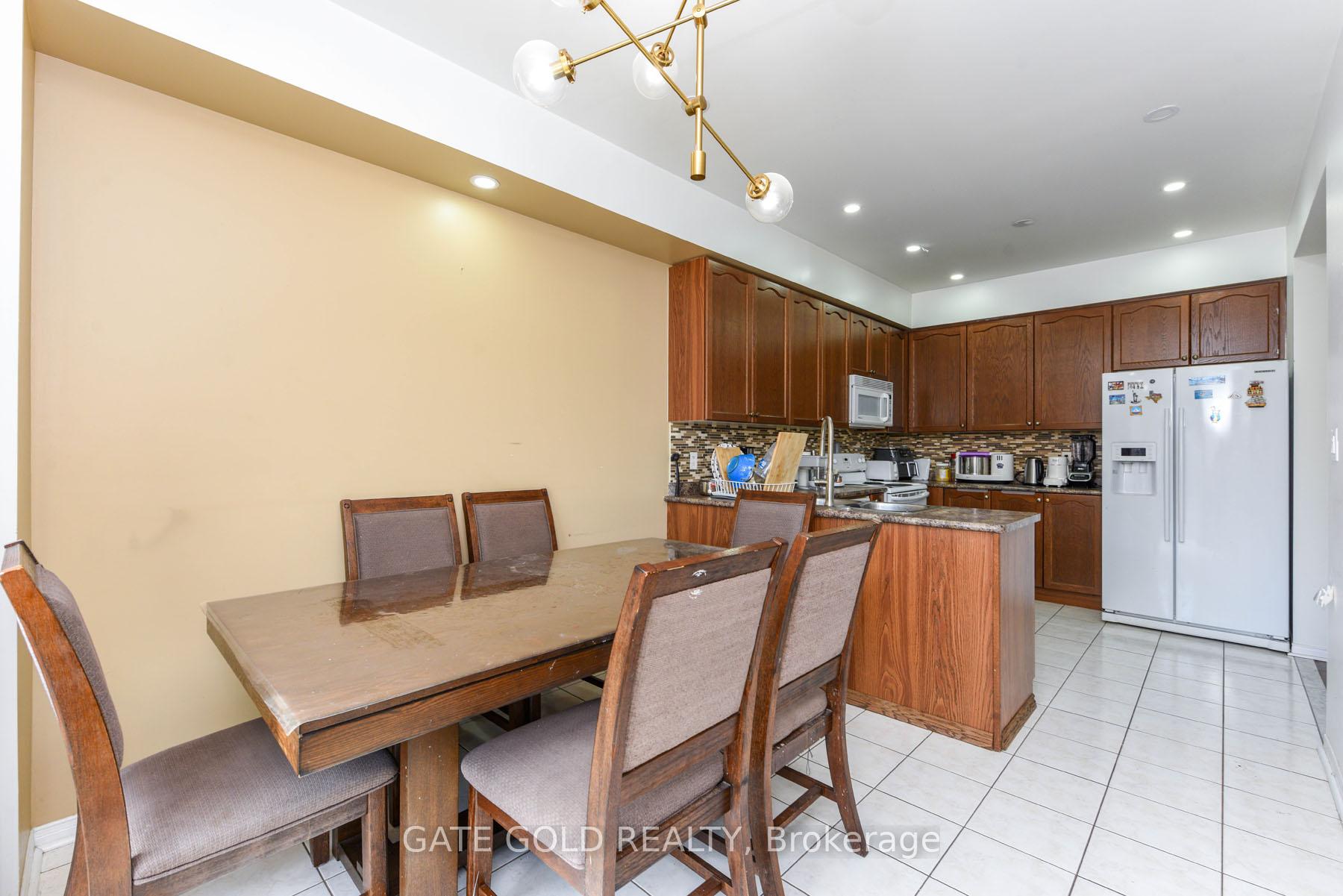Photo 10 of 30 Flurry Circle, Brampton, Credit Valley — HOMEH