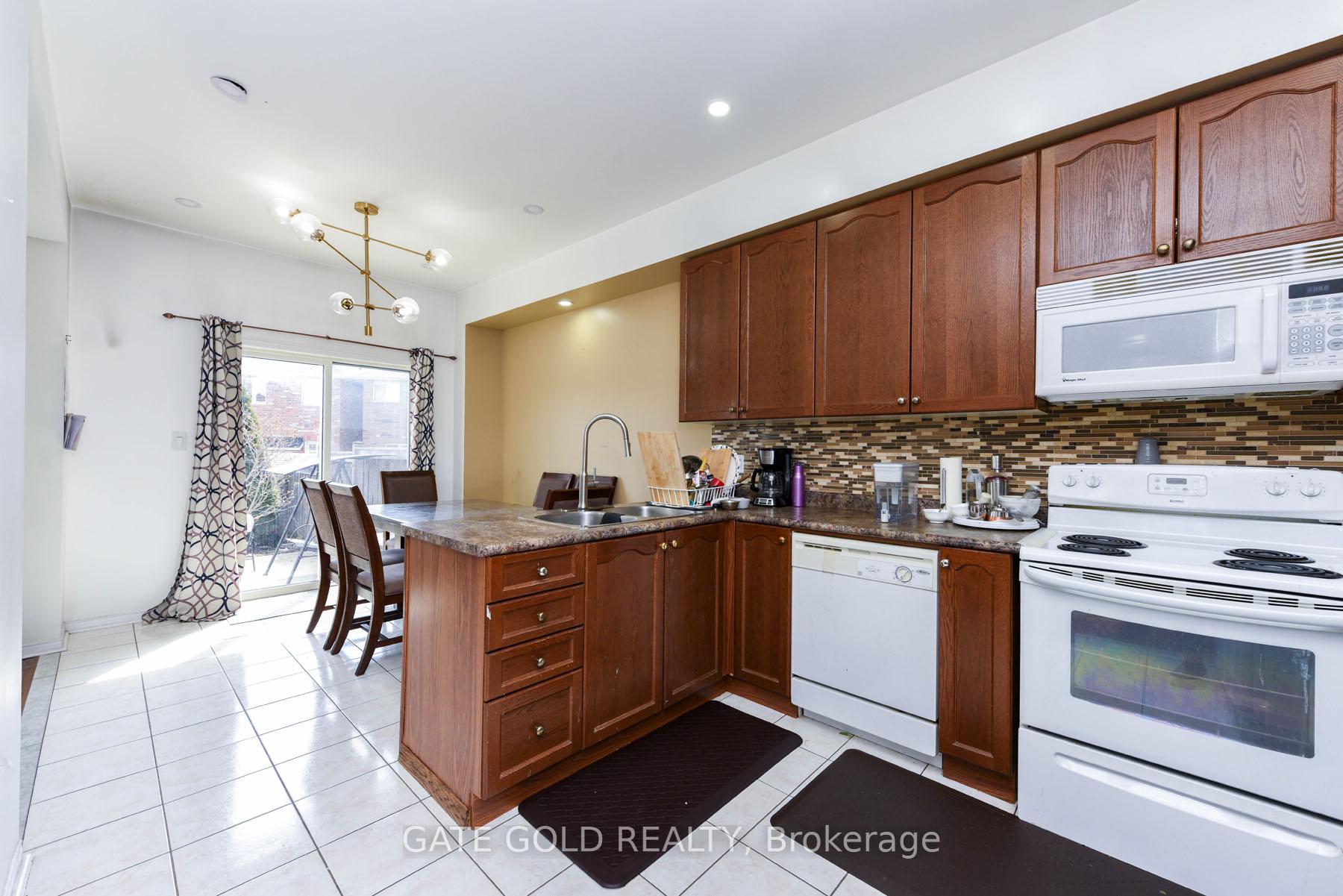 Photo 11 of 30 Flurry Circle, Brampton, Credit Valley — HOMEH