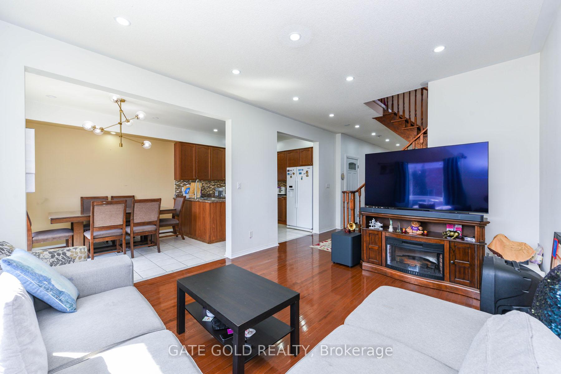 Photo 15 of 30 Flurry Circle, Brampton, Credit Valley — HOMEH