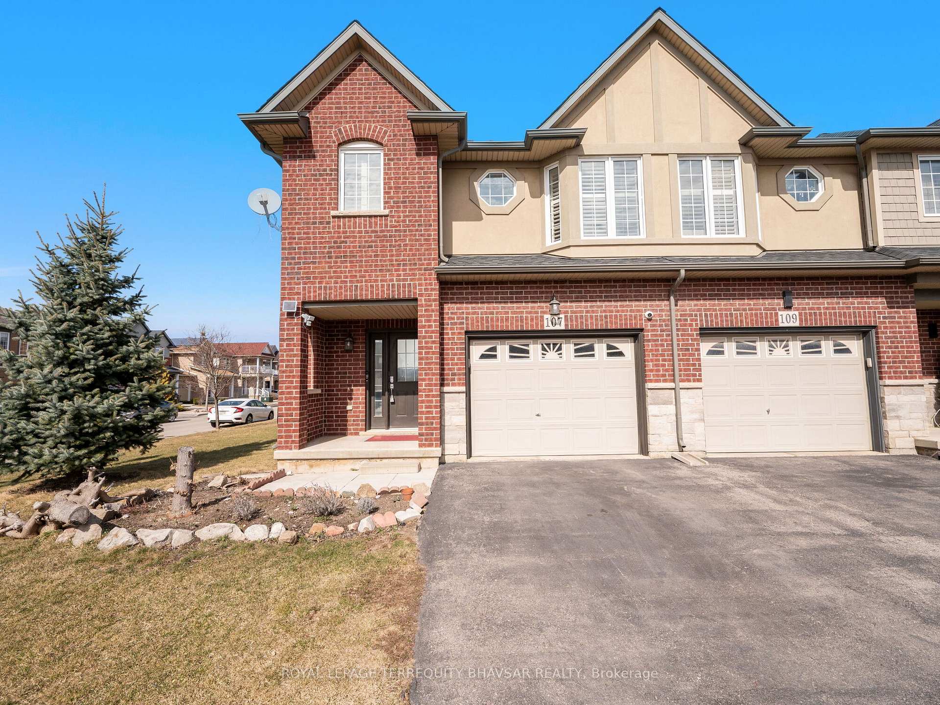 Photo 2 of 107 Palacebeach Trail, Hamilton, Stoney Creek — HOMEH