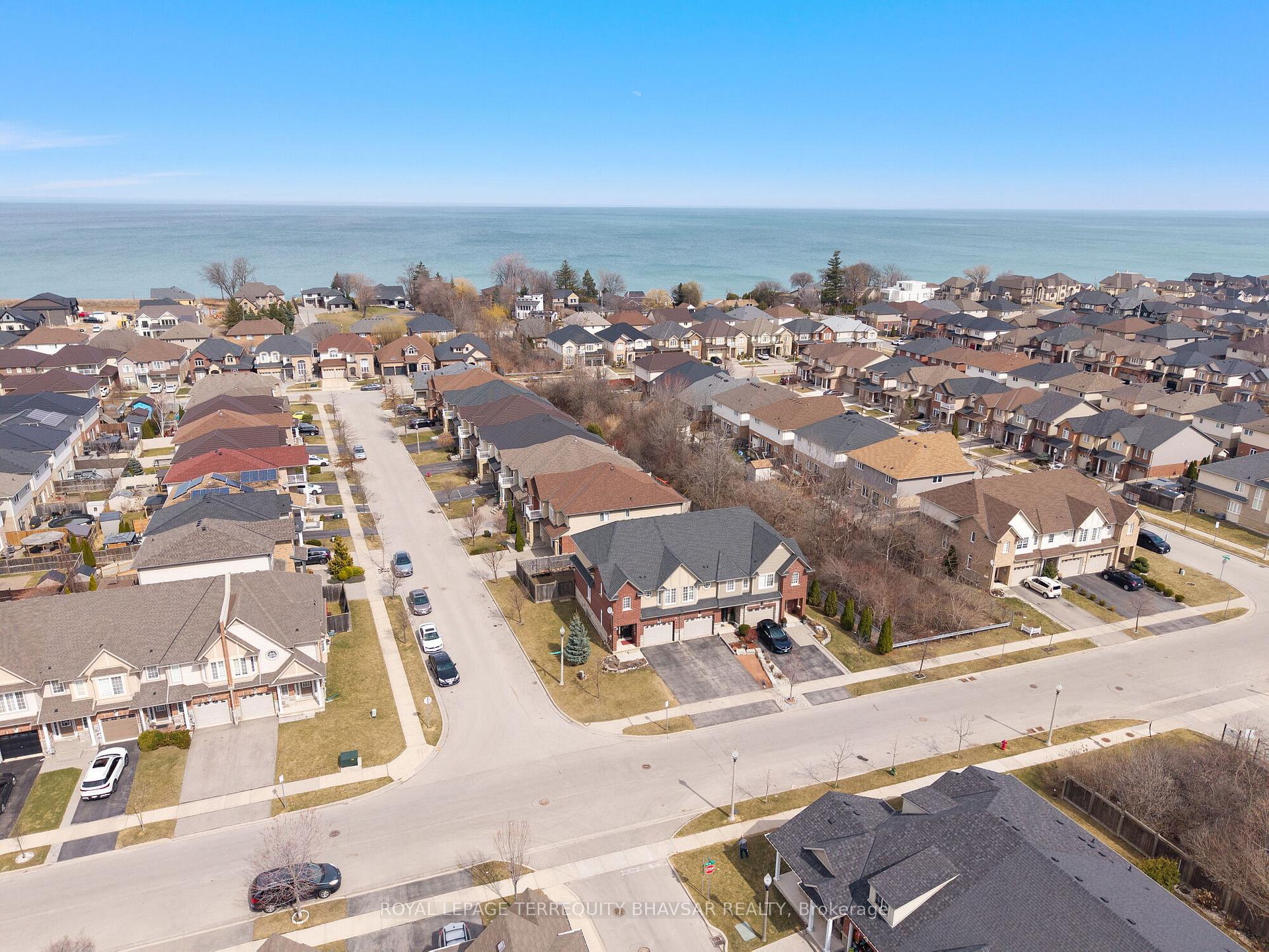 Photo 3 of 107 Palacebeach Trail, Hamilton, Stoney Creek — HOMEH