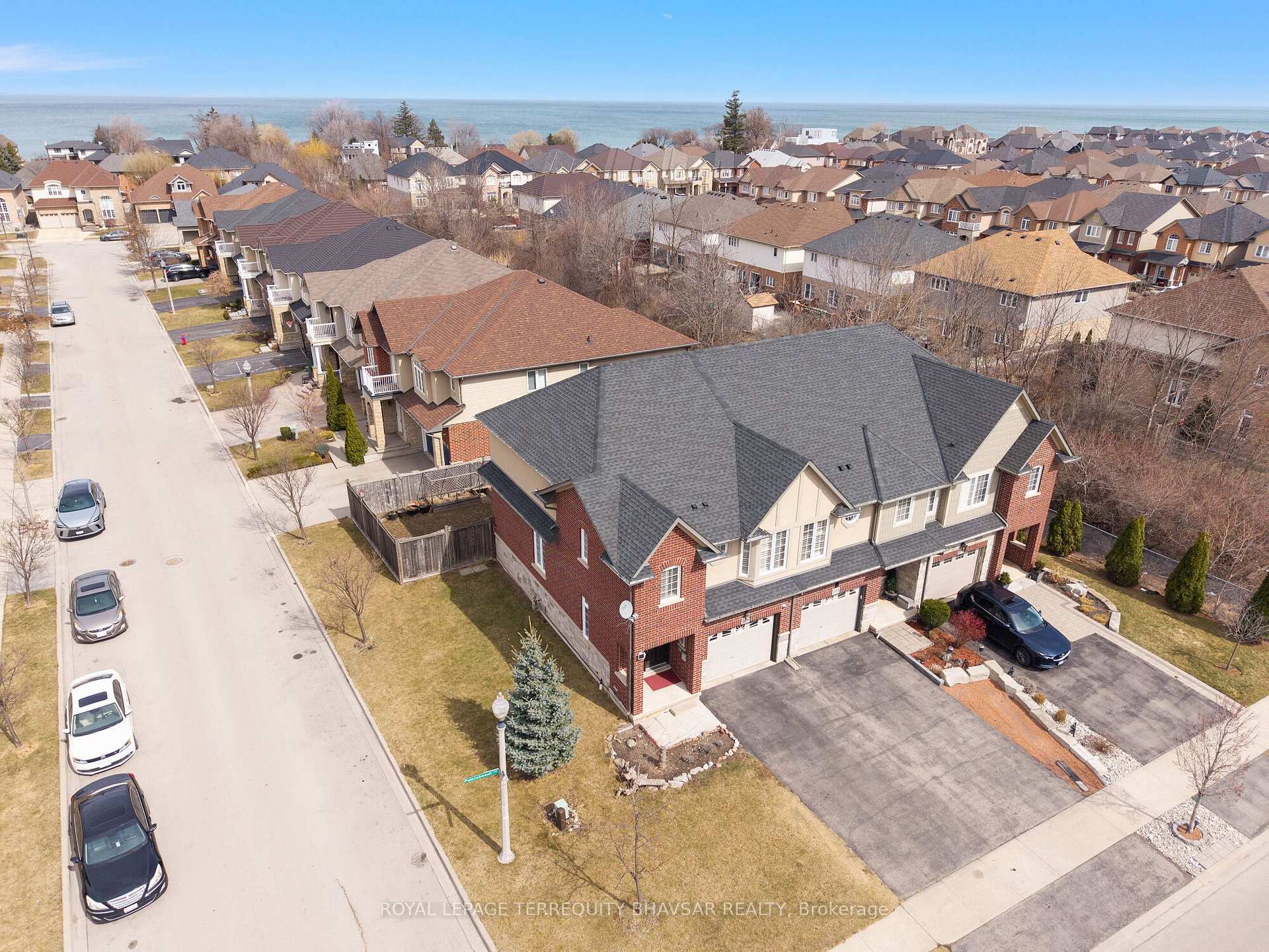 Photo 4 of 107 Palacebeach Trail, Hamilton, Stoney Creek — HOMEH
