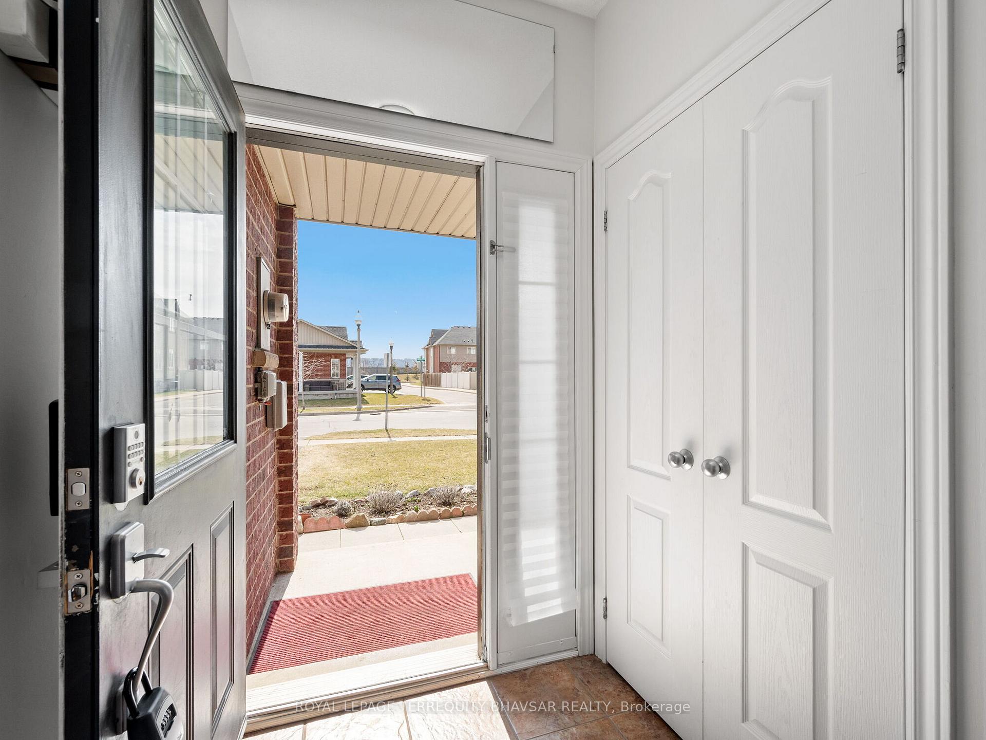Photo 5 of 107 Palacebeach Trail, Hamilton, Stoney Creek — HOMEH