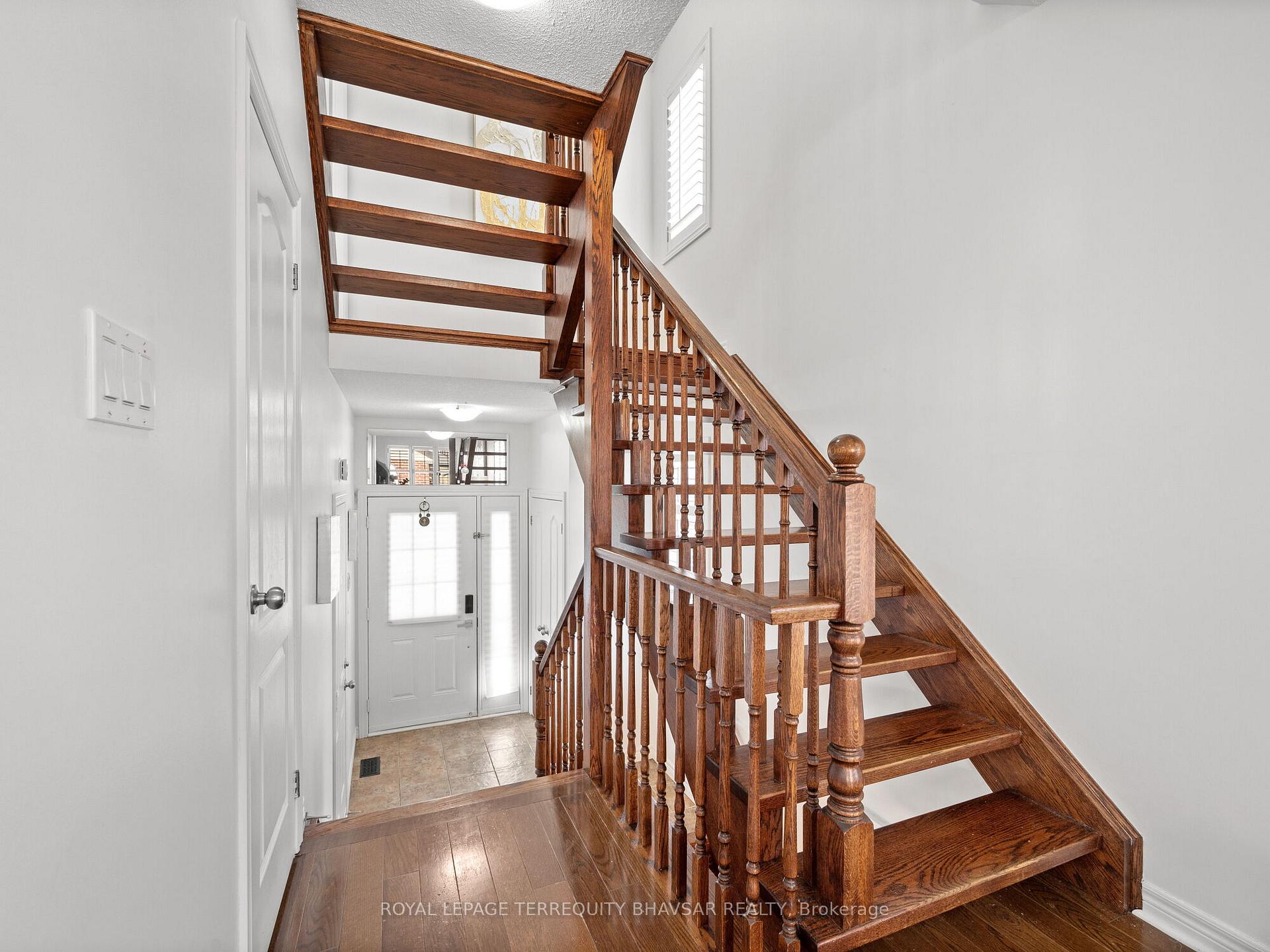 Photo 6 of 107 Palacebeach Trail, Hamilton, Stoney Creek — HOMEH